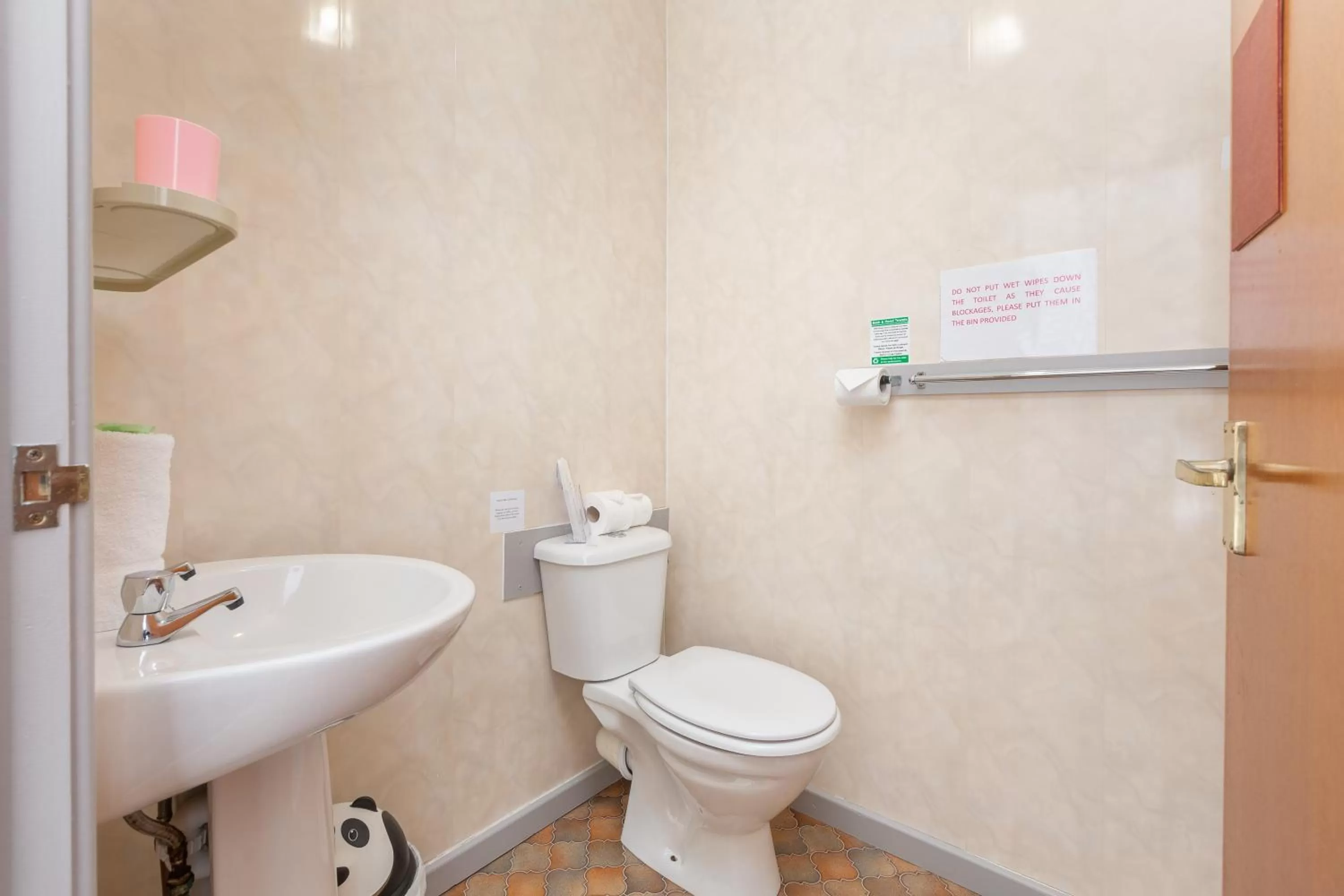 Property building, Bathroom in The Sandringham Court Hotel & Sports Bar-Groups Welcome here-High Speed Wi-Fi