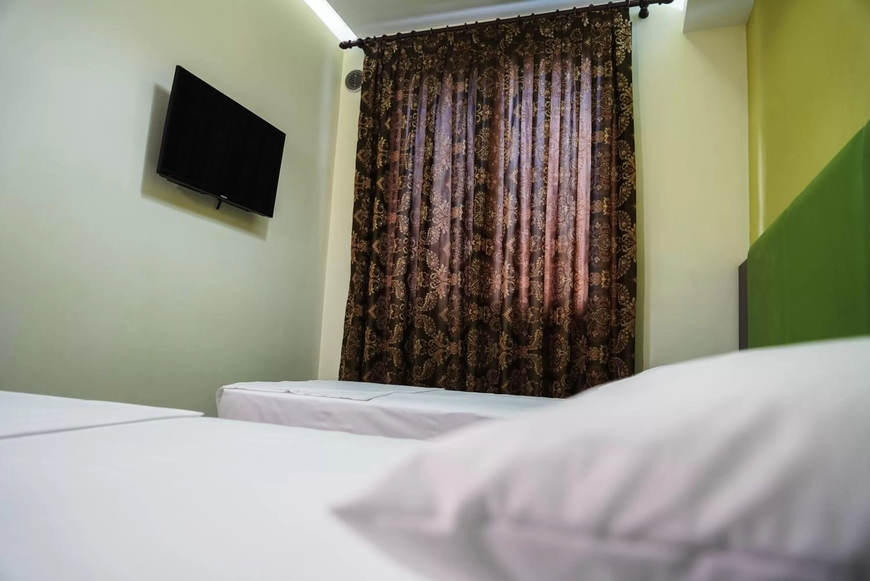 Bed, TV/Entertainment Center in Hotel Magic