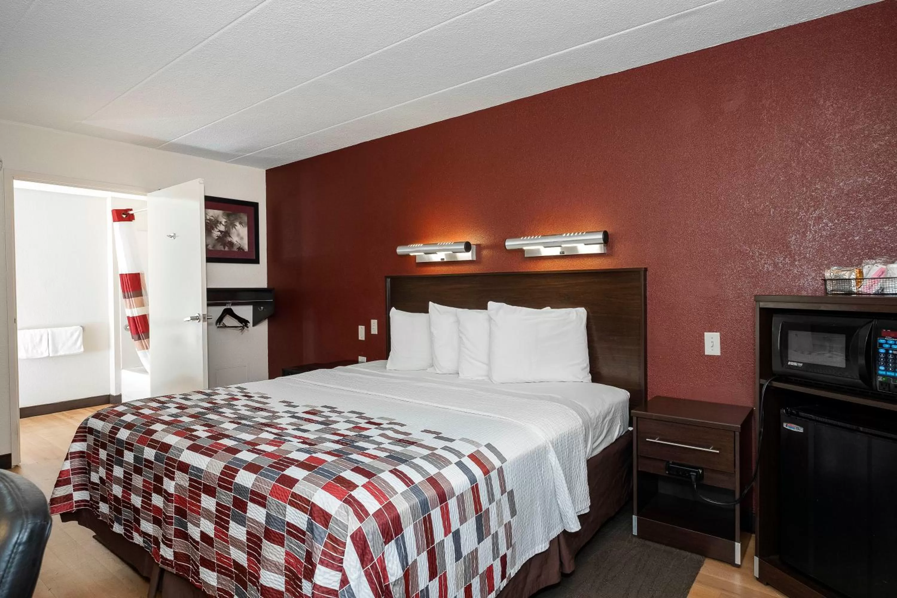 Photo of the whole room, Bed in Red Roof Inn Mt Laurel