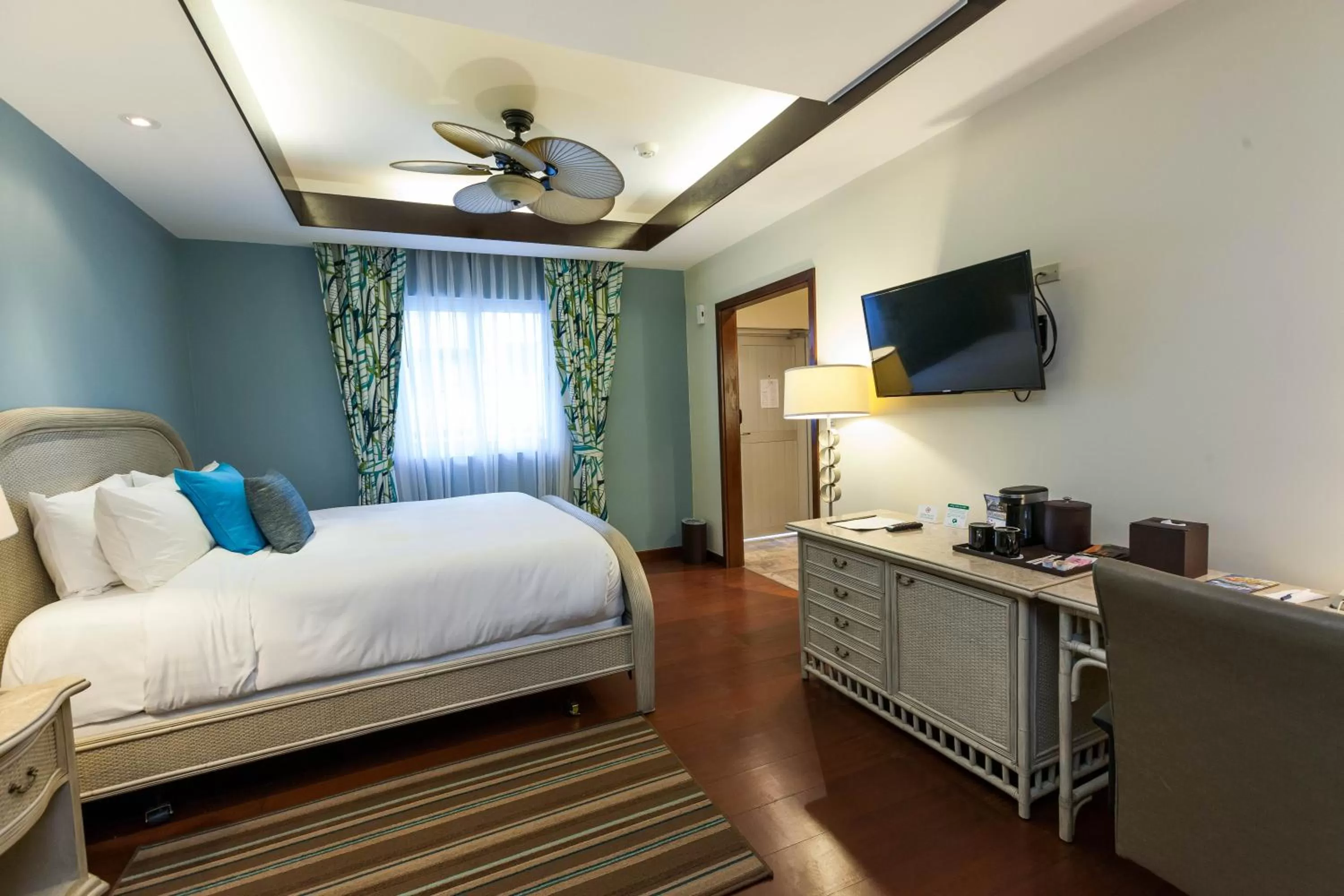 Surfrider Resort Hotel