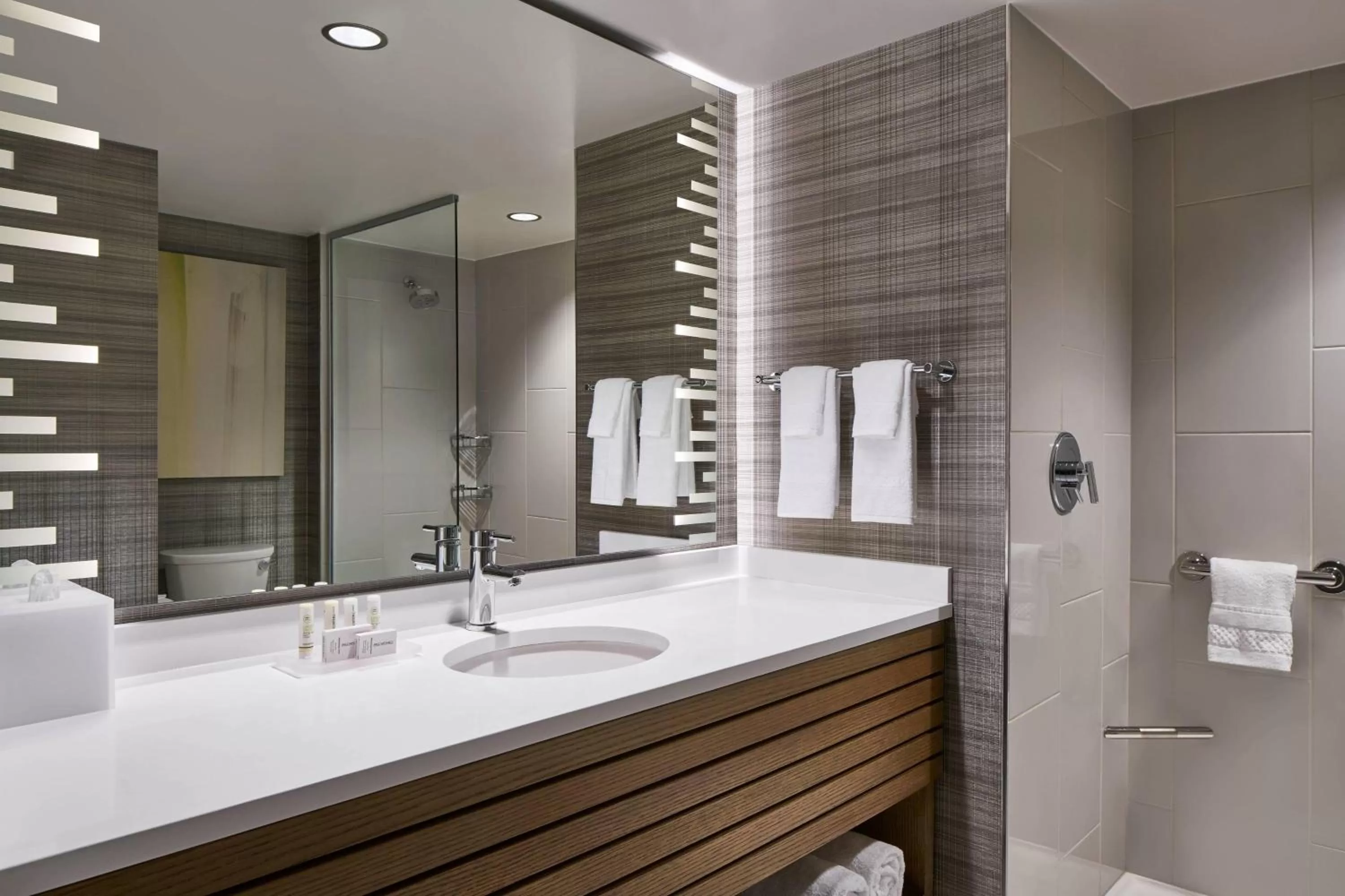 King Room with Adapted Tub - Mobility Accessible in Courtyard by Marriott Washington Downtown/Convention Center