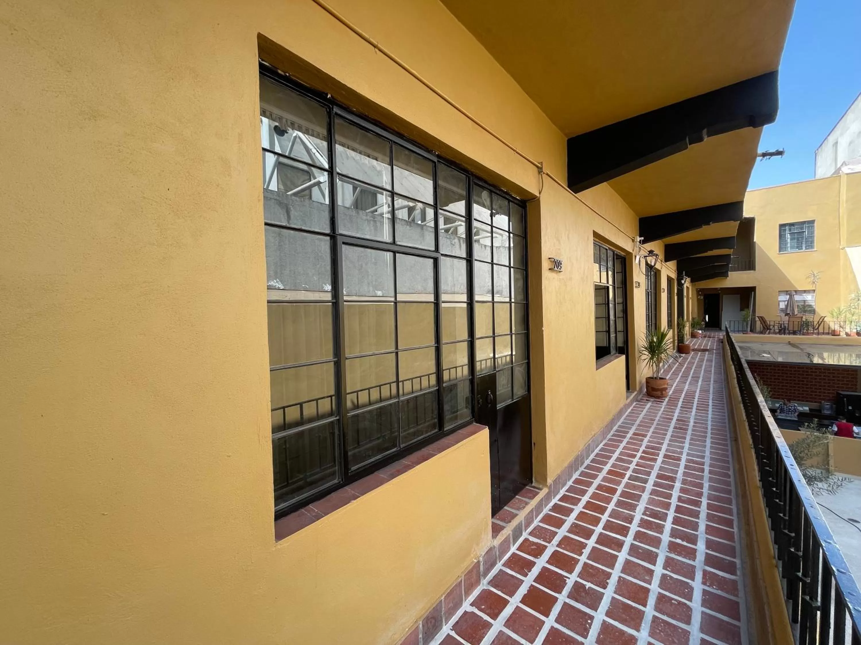 Property building in Colmena Hotel CDMX Centro