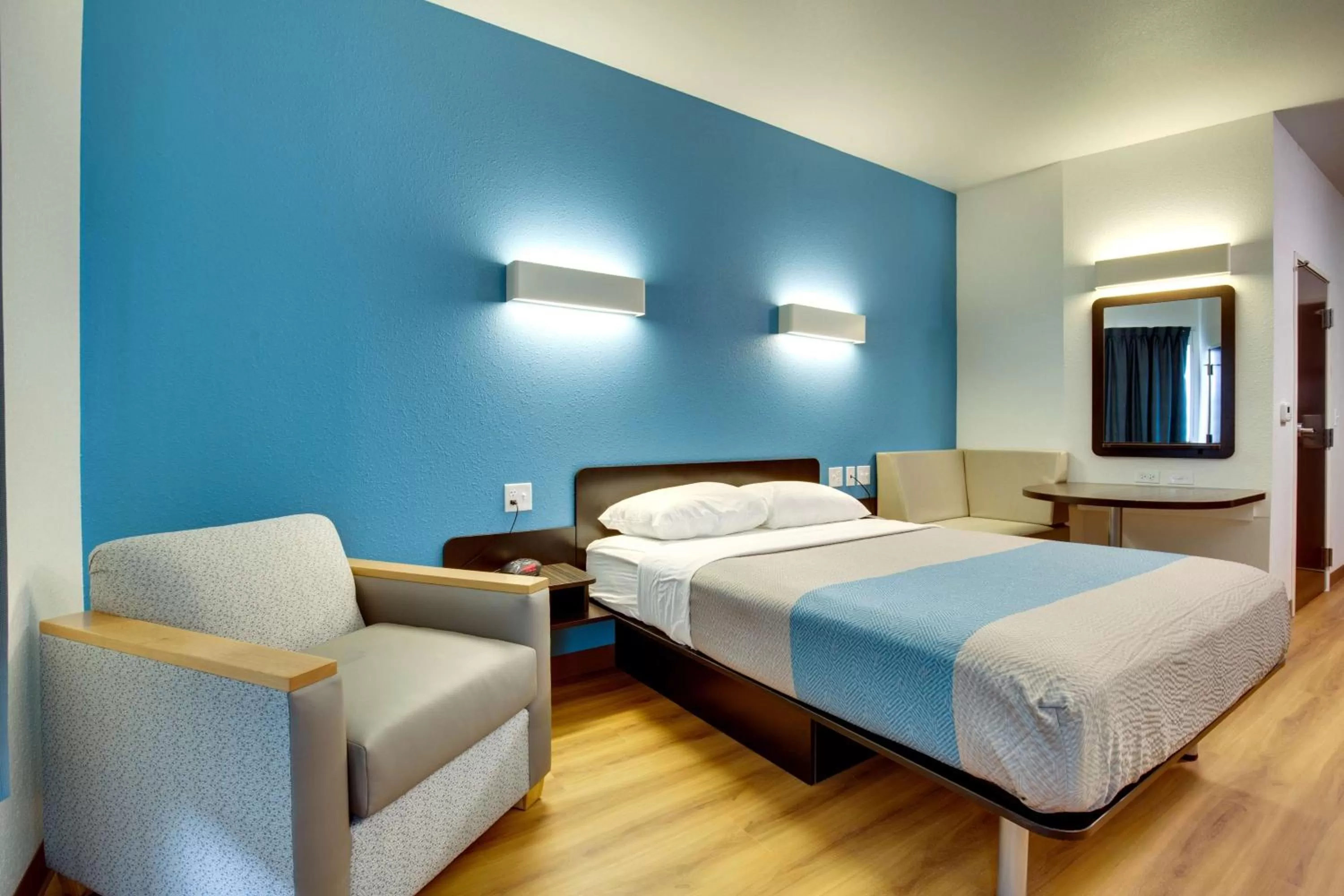 Photo of the whole room, Bed in Motel 6 Poplar Bluff, MO