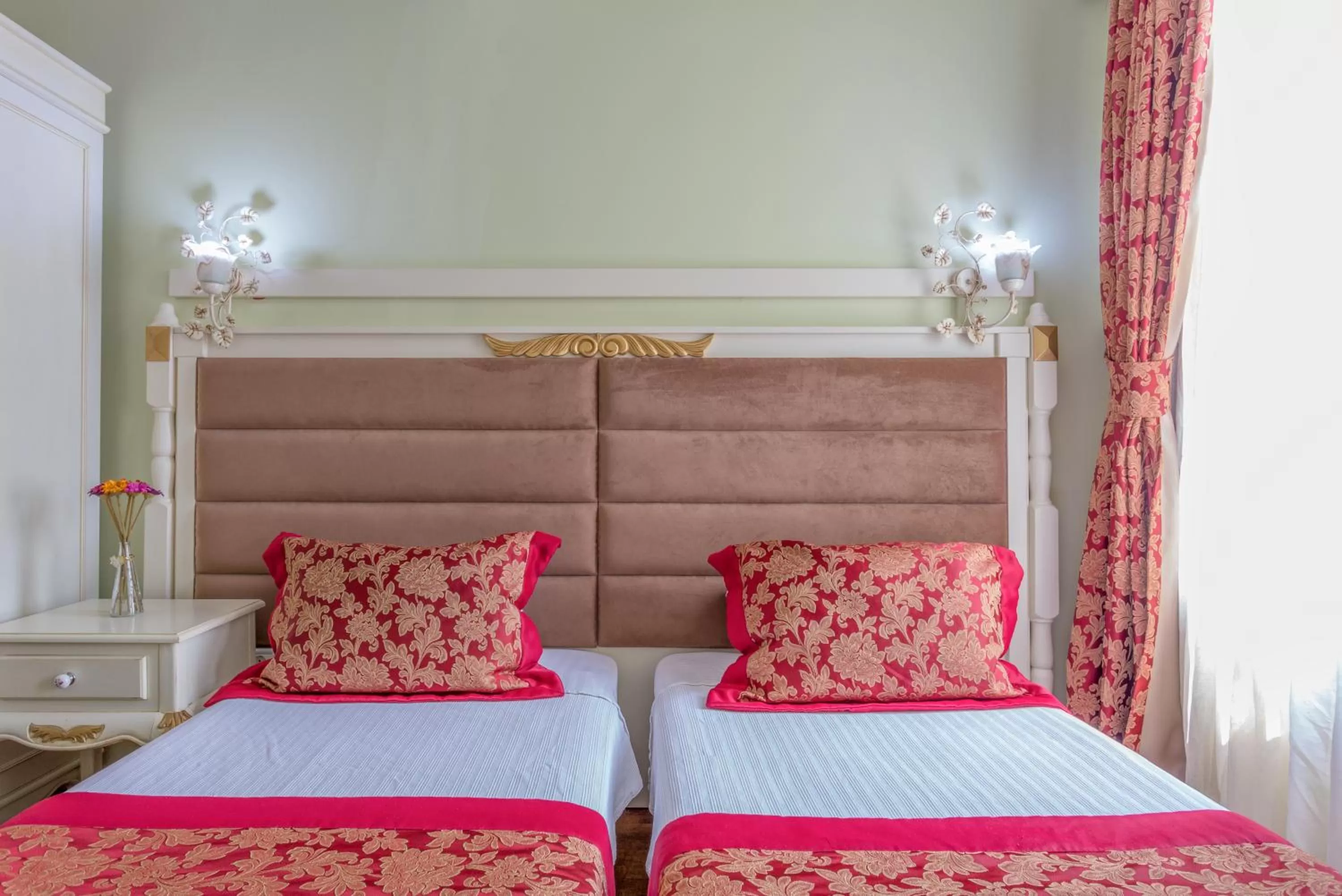 Bed in Sphendon Hotel