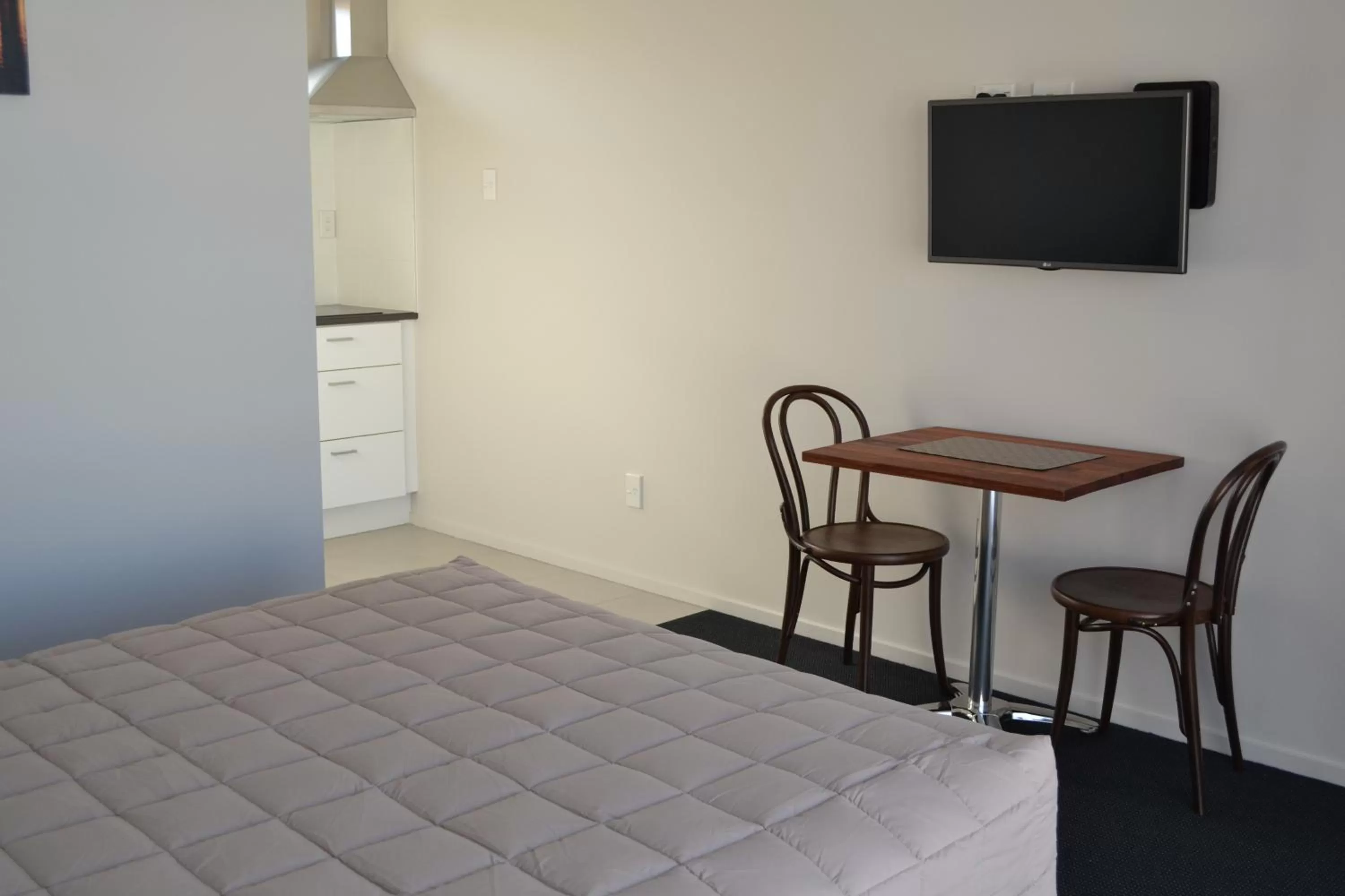 Dining area, Bed in 319 Addington Motel