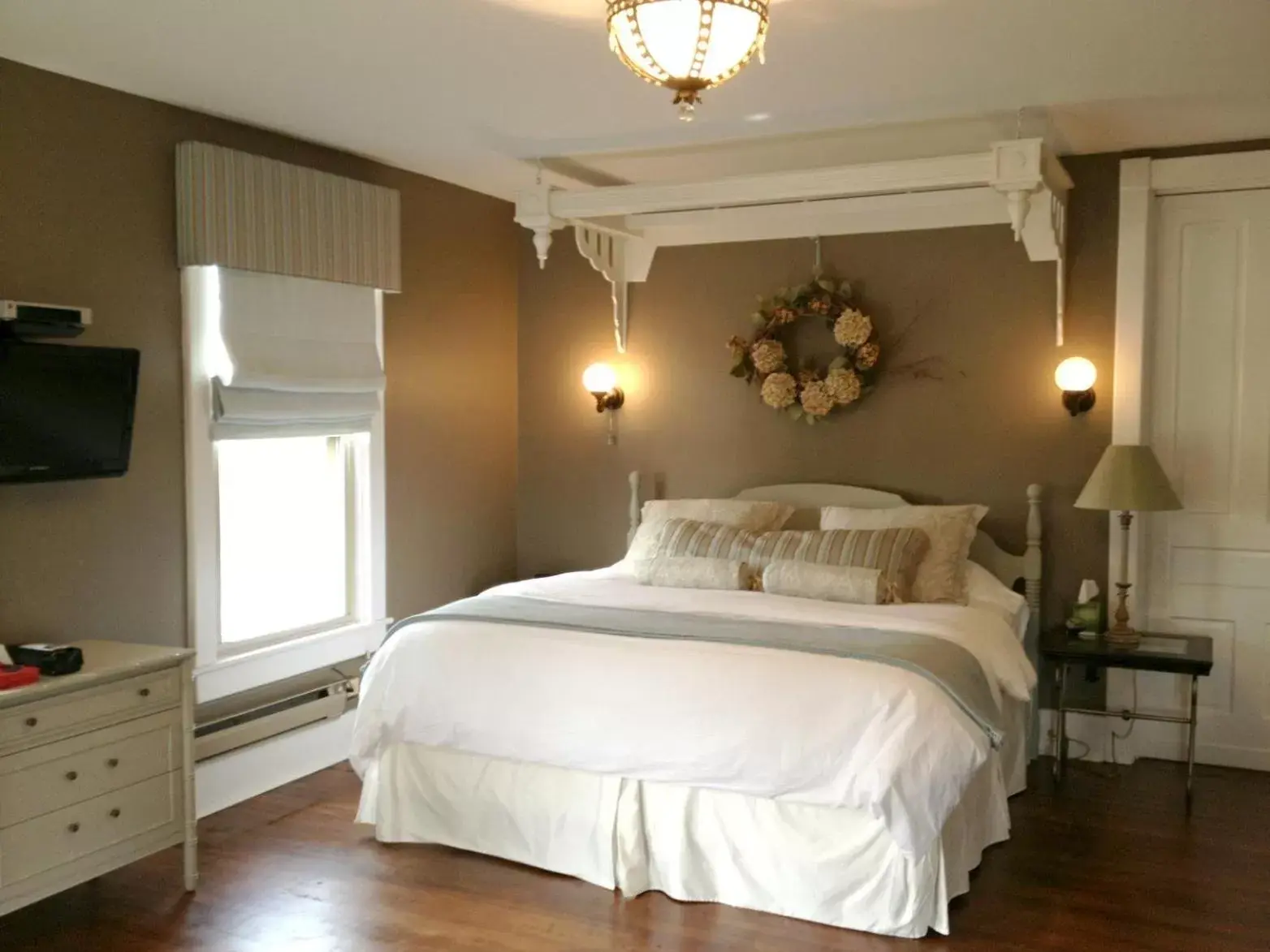 Deluxe King Room with Whirlpool in The Inn at Ragged Edge Deluxe King Room with Whirlpool in The Inn at Ragged Edge