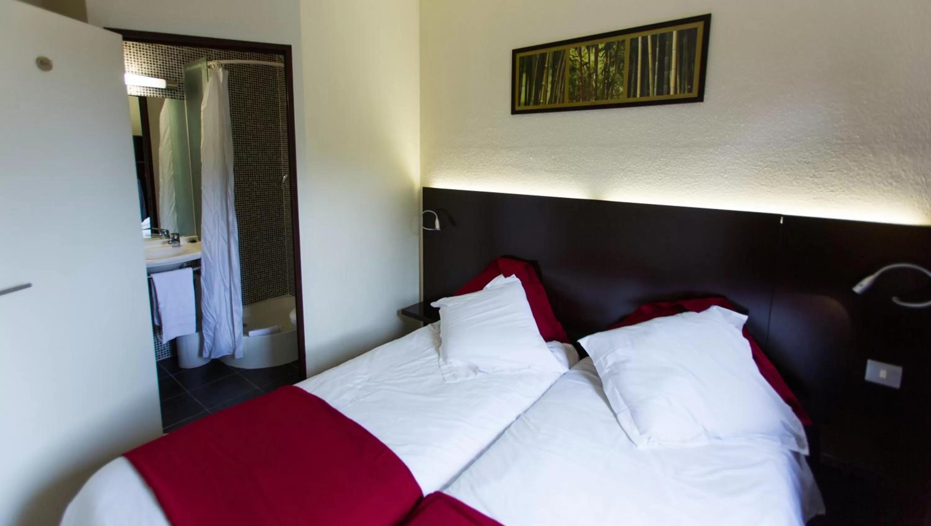 Photo of the whole room, Bed in The Originals Access, Halt'Hotel, Clermont Agnetz