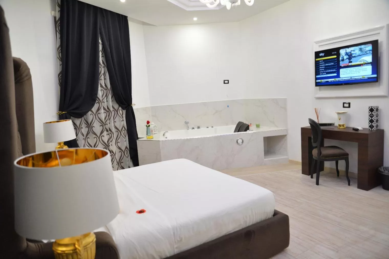 TV and multimedia, Bed in Escape Luxury Suite - CA Domus Collection