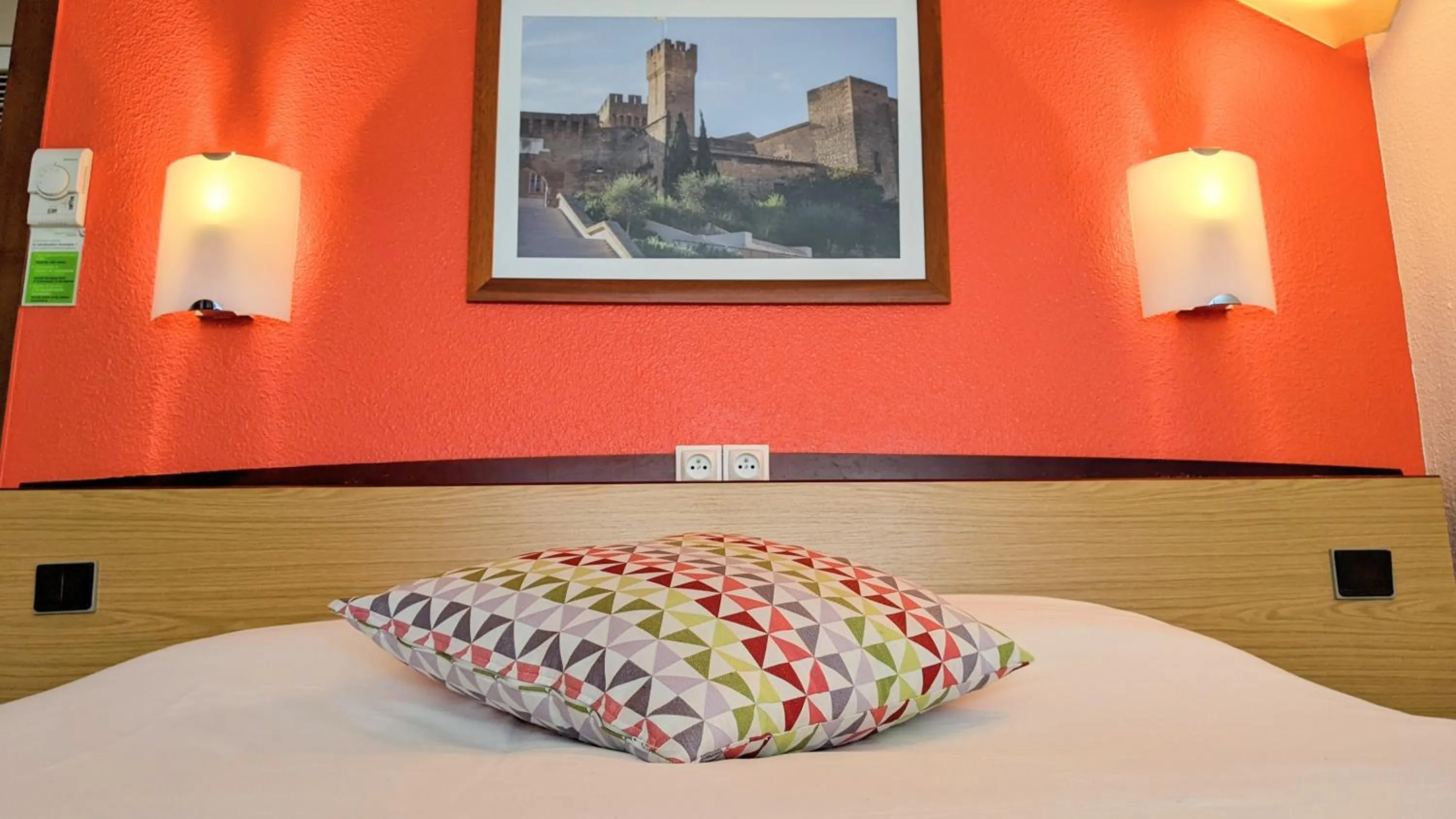 Bedroom, Bed in Campanile Salon-De-Provence