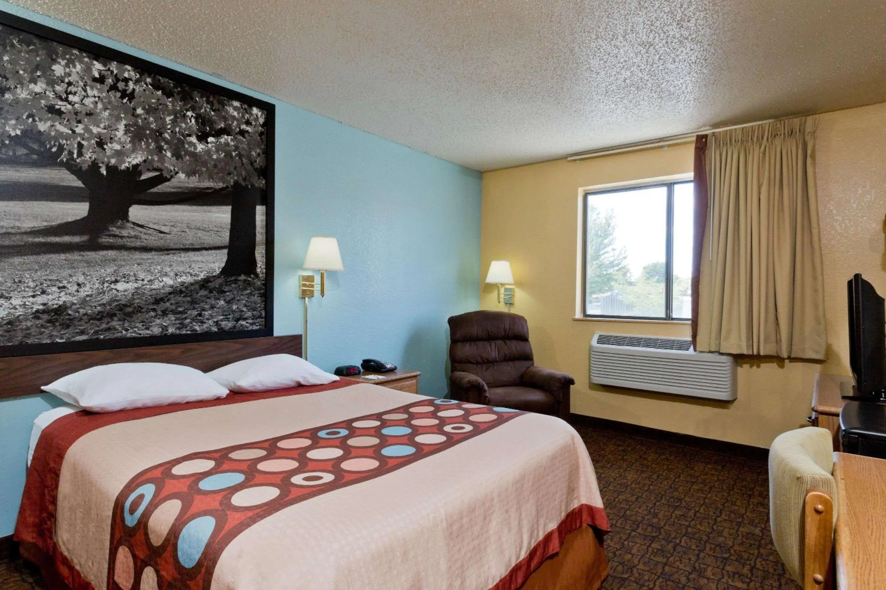 Photo of the whole room in Super 8 by Wyndham Lexington Park/California Area