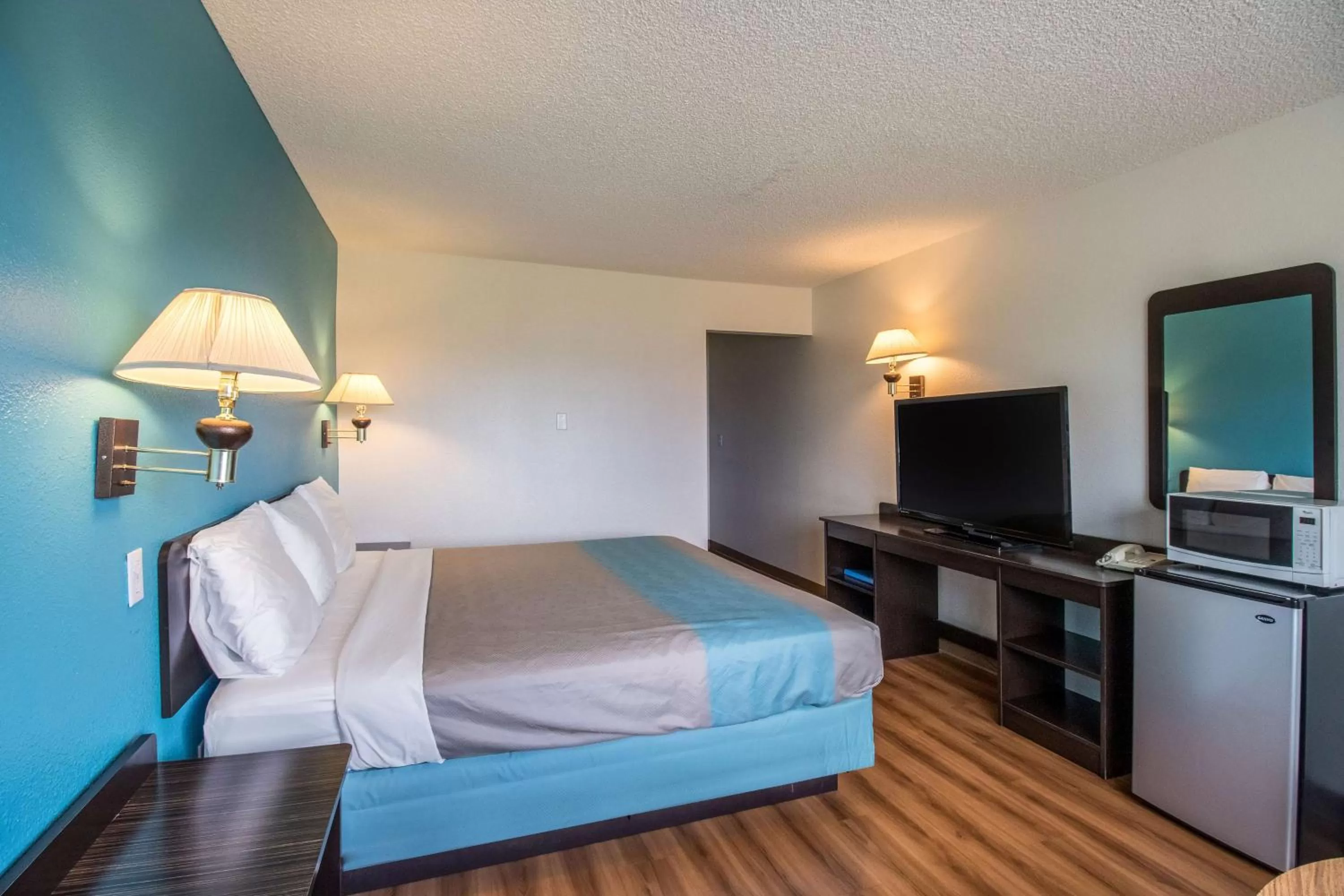 TV and multimedia, Bed in Motel 6-Astoria, OR