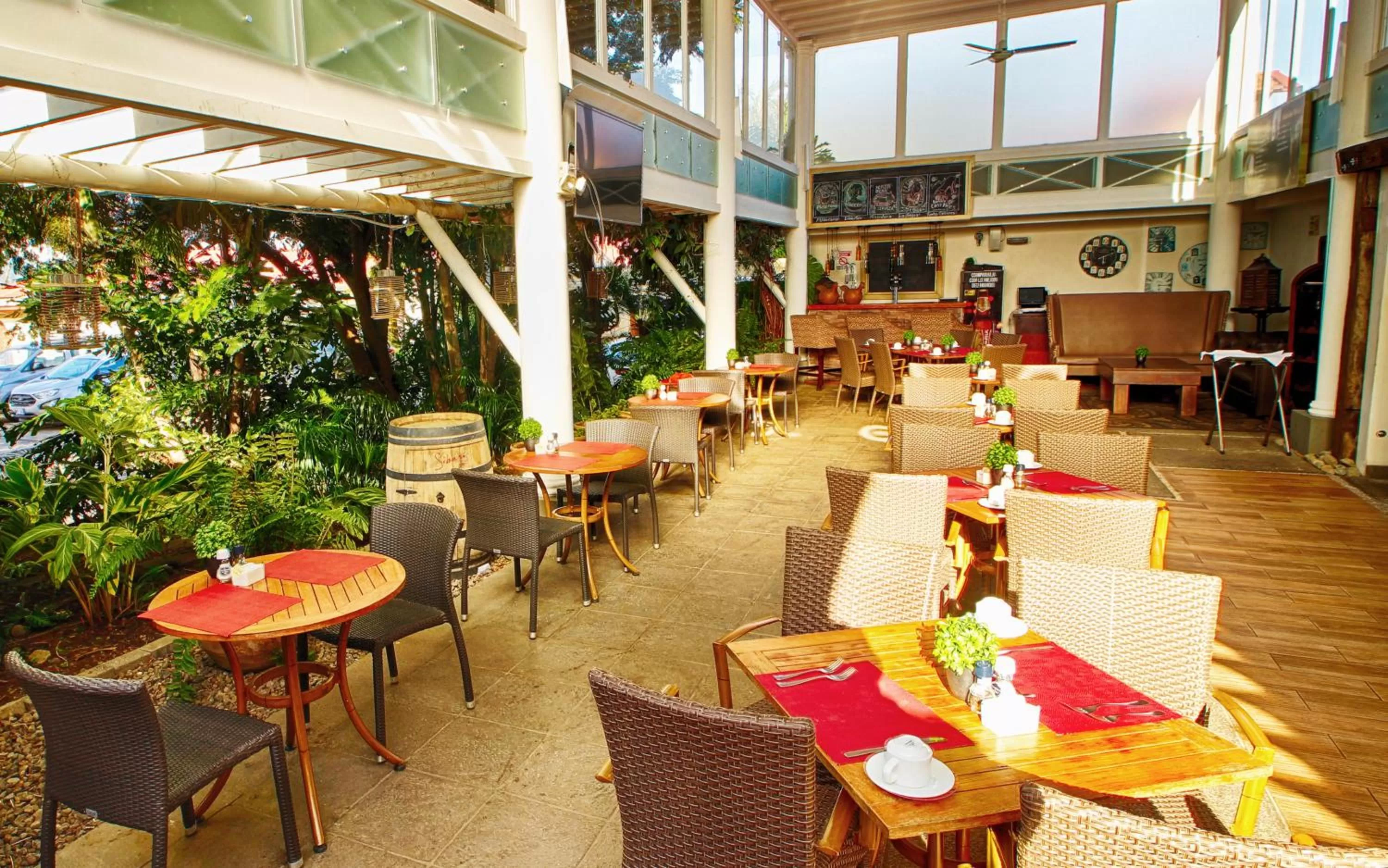 Restaurant/places to eat in La Riviera Hotel