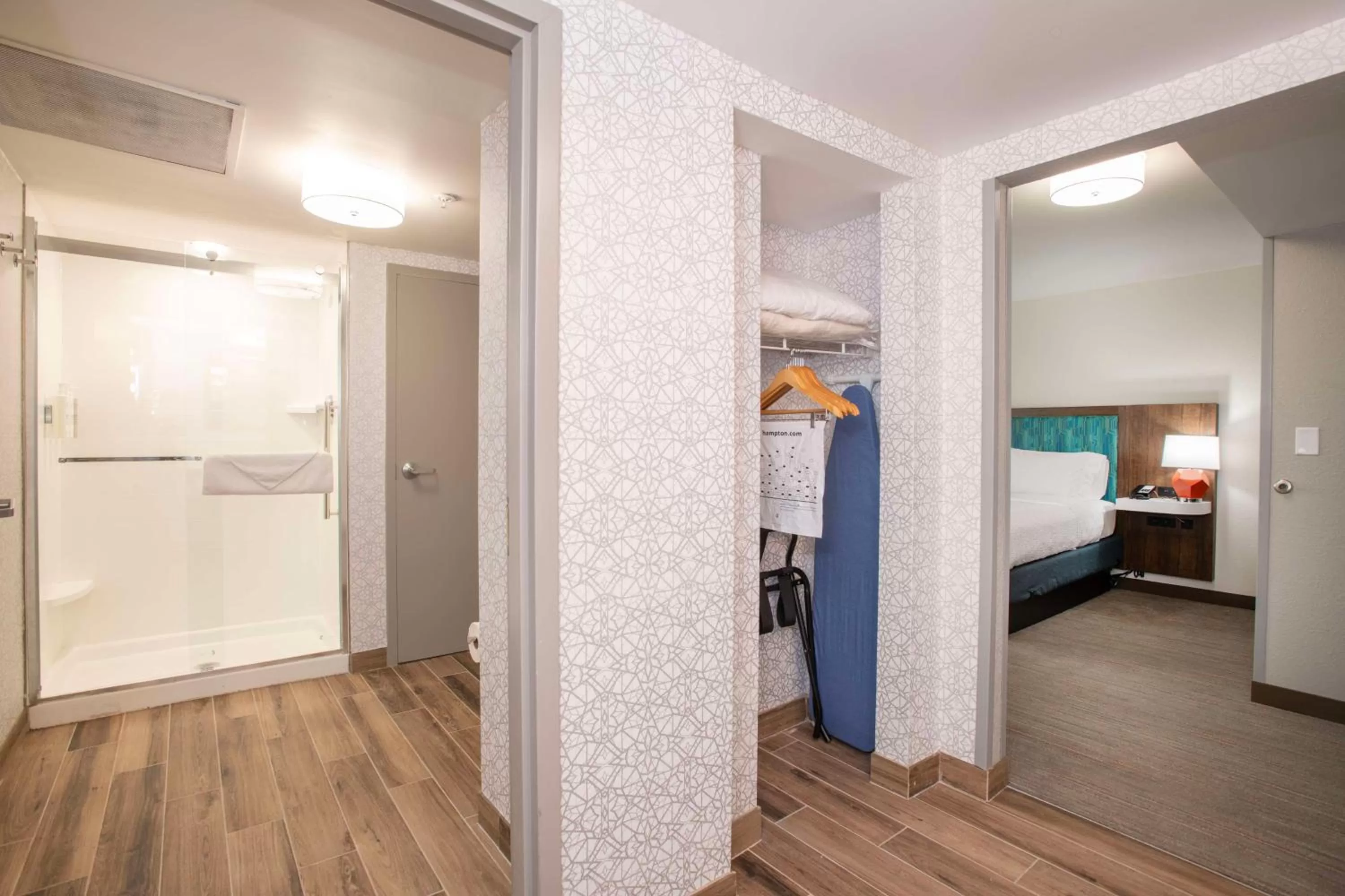 Bathroom, Bed in Hampton Inn Dry Ridge