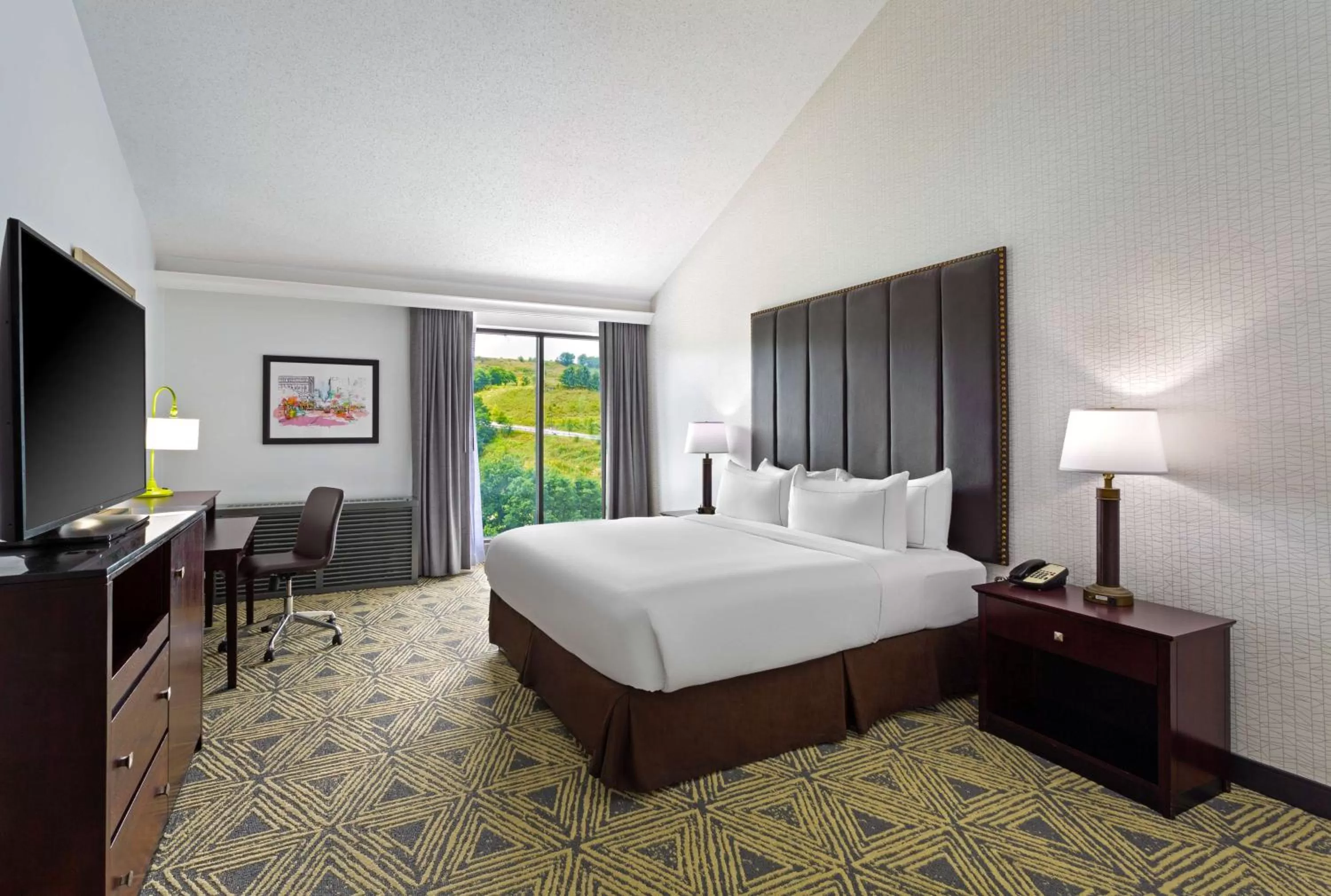 Bedroom, Bed in DoubleTree by Hilton Washington Meadow Lands Casino Area