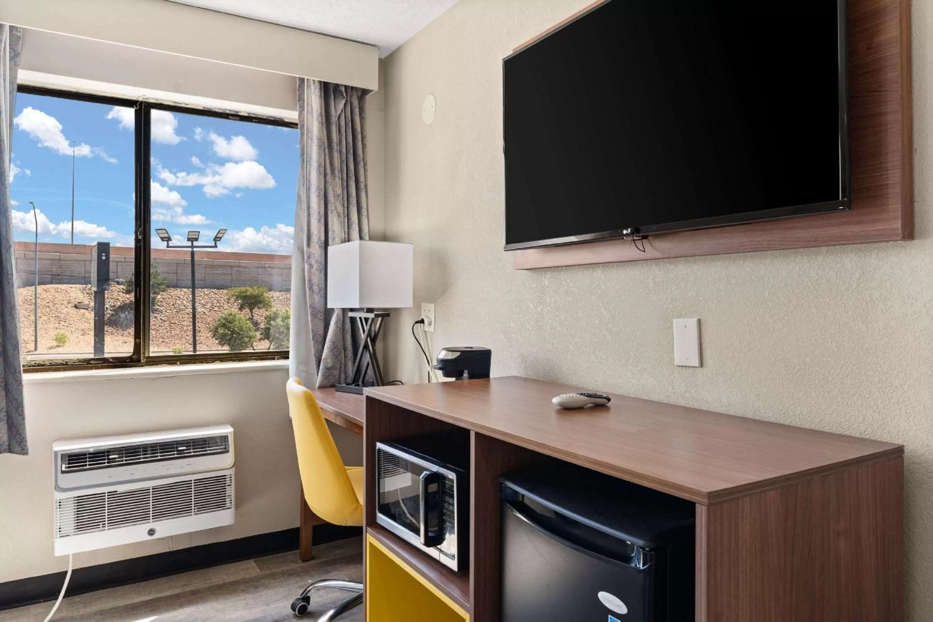 Photo of the whole room in Days-Inn by Wyndham Albuquerque I-25