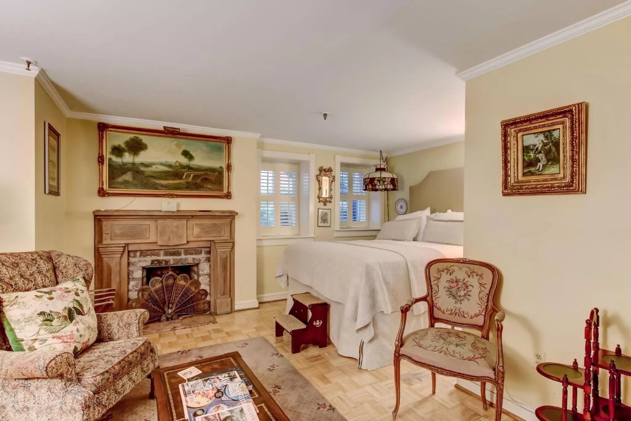 Bedroom in Ballastone Inn