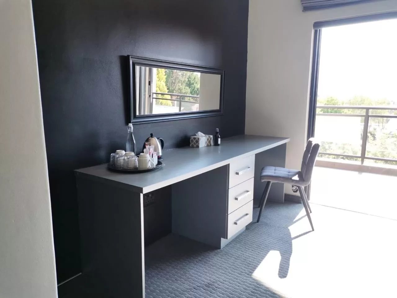 Coffee/tea facilities, TV/Entertainment Center in The Raz