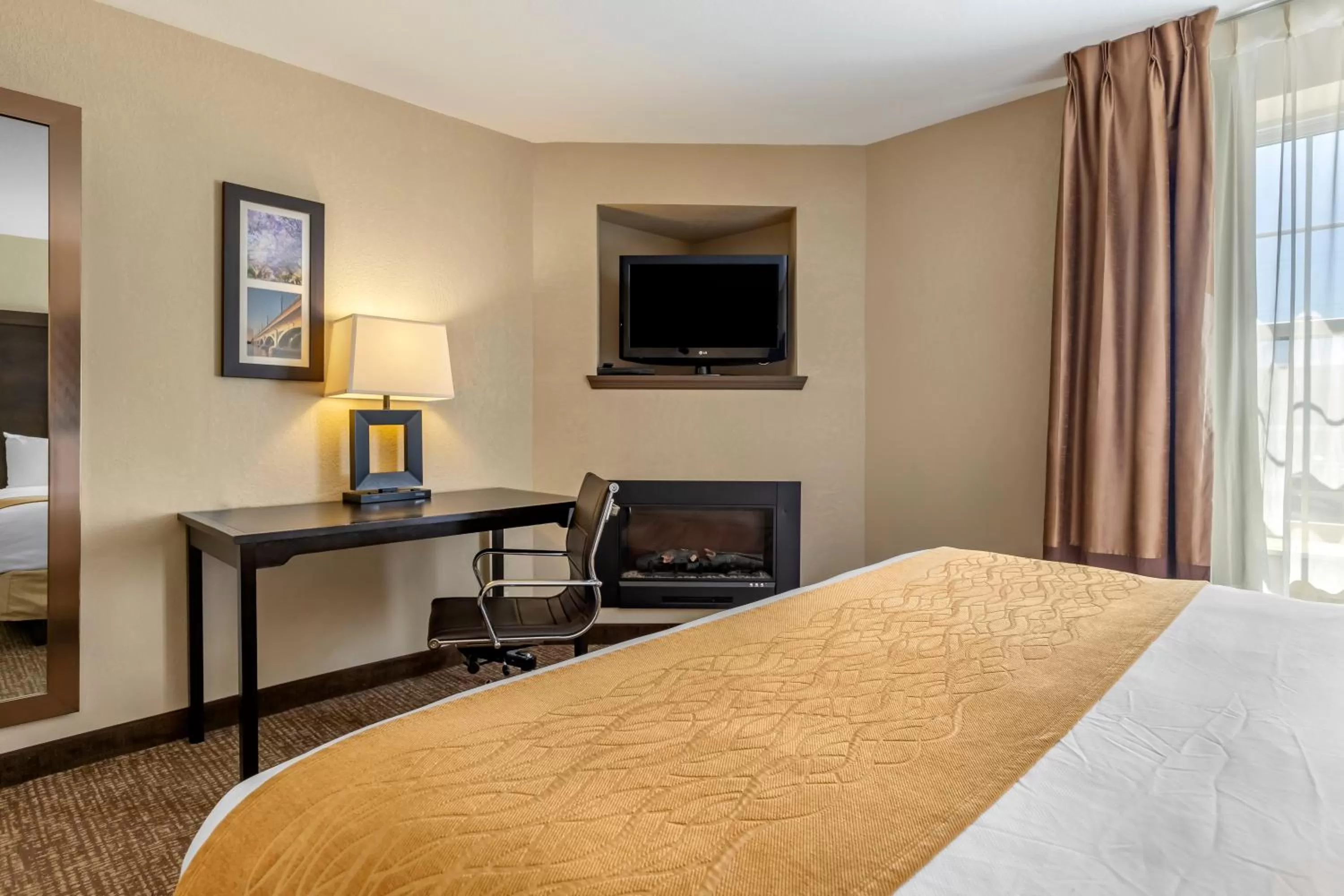 Bed in Comfort Inn & Suites Allen Park - Dearborn