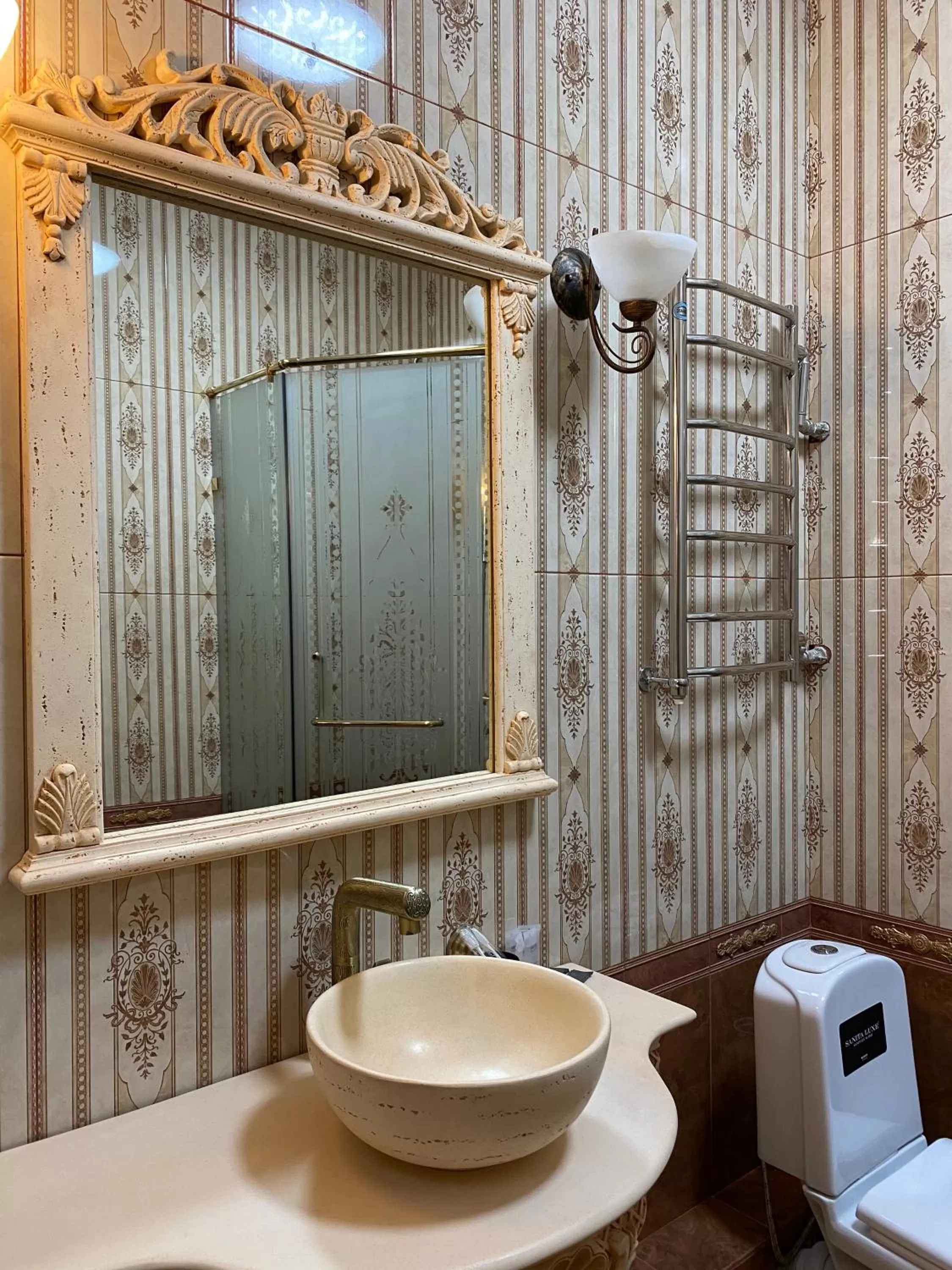 Bathroom in Lion Hotel