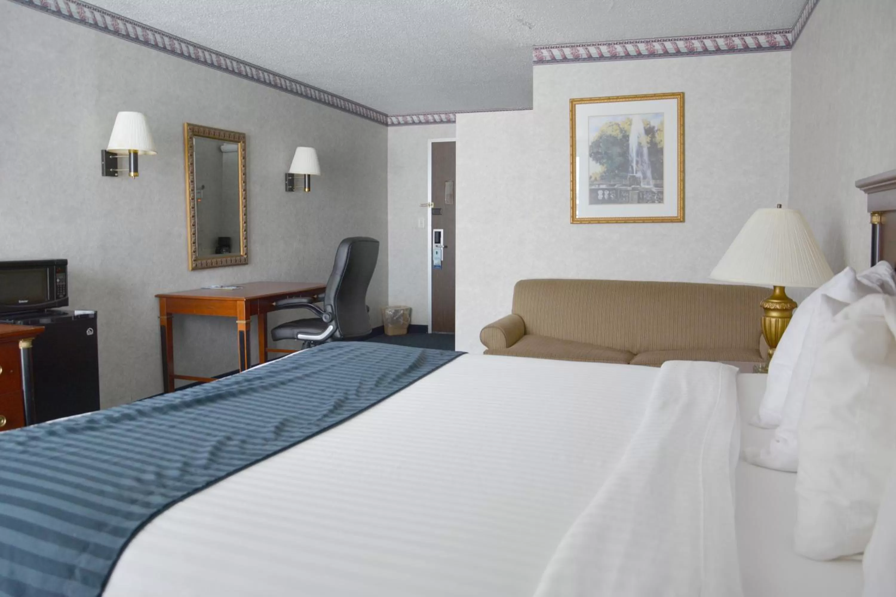 Photo of the whole room, Bed in Travelodge by Wyndham Milwaukee
