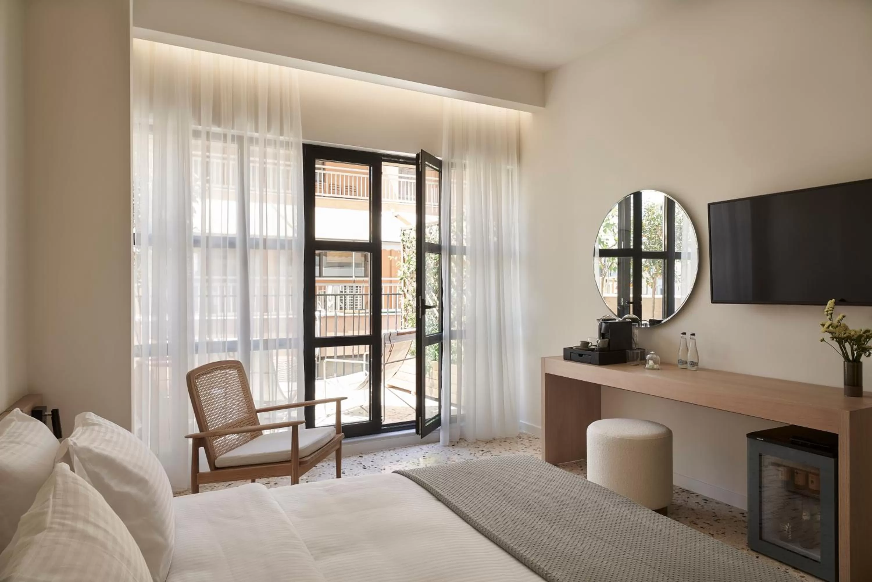 Photo of the whole room, Bed in Vasi