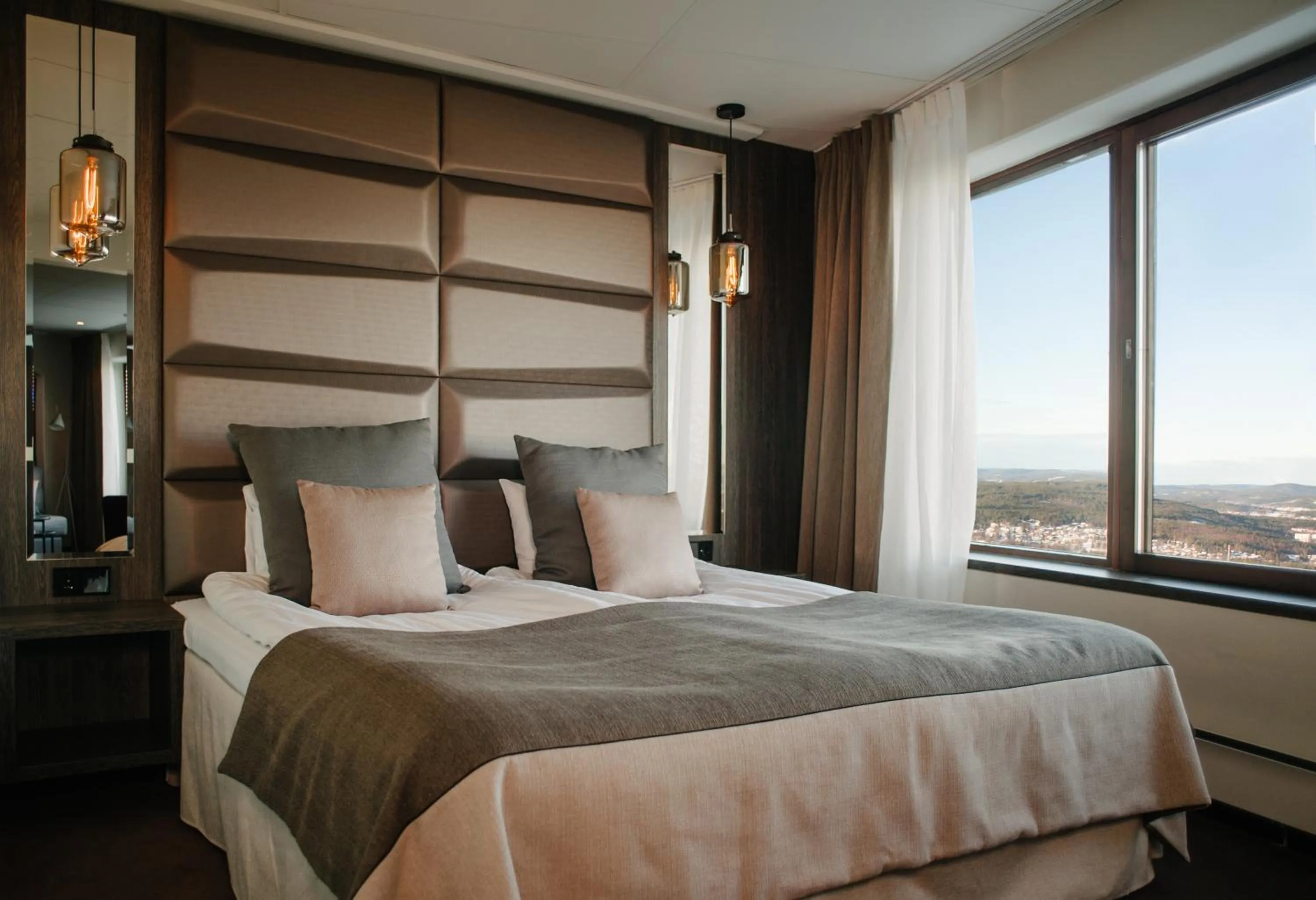 Shower, Bed in Hotell Södra Berget