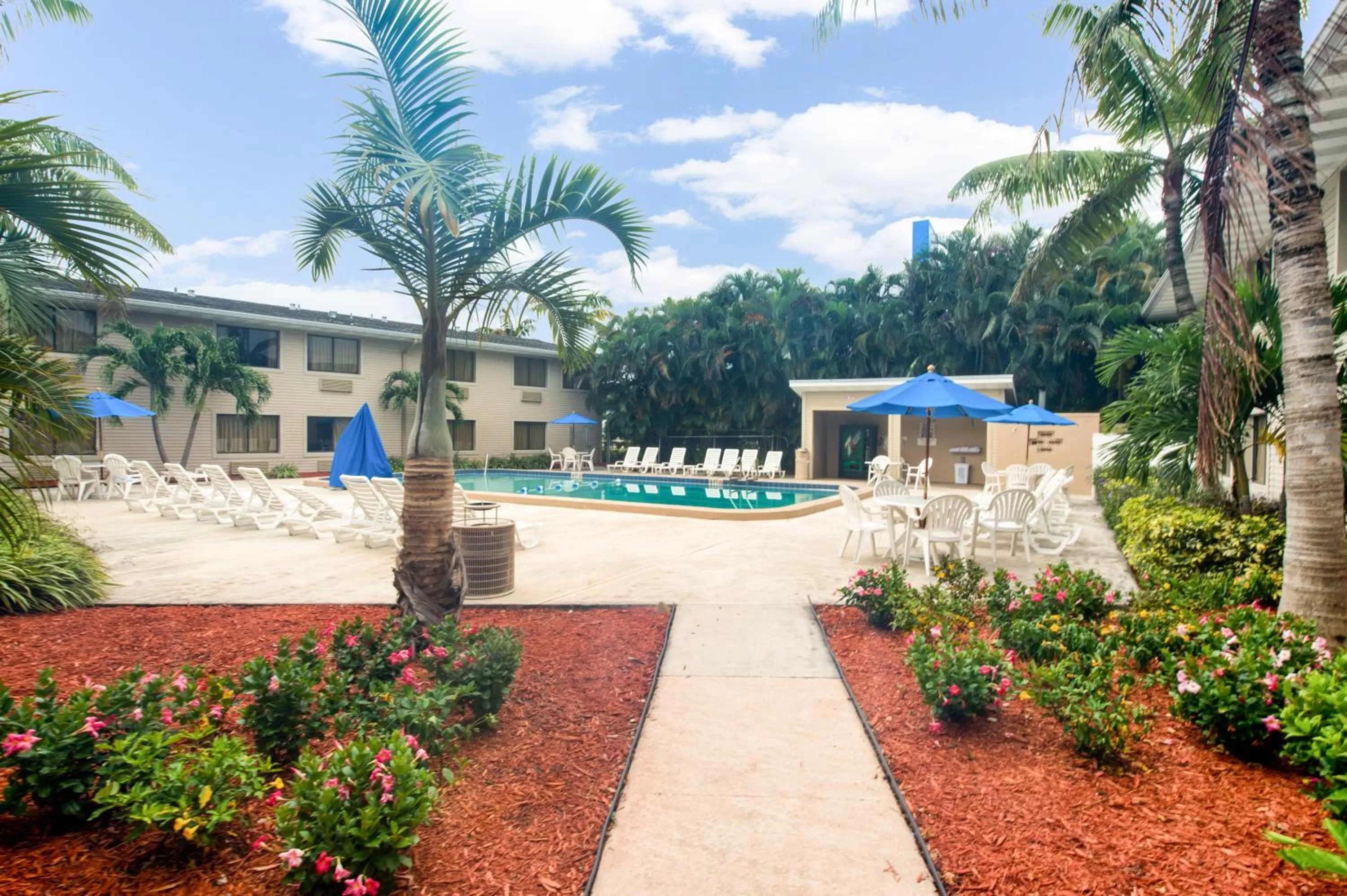 Swimming pool in Motel 6-Fort Lauderdale, FL