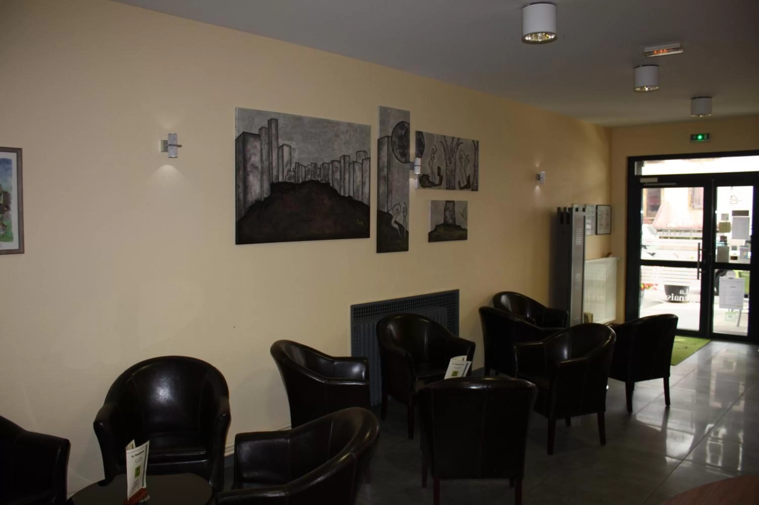 Lounge or bar in Logis Hôtel- Restaurant La Renaissance