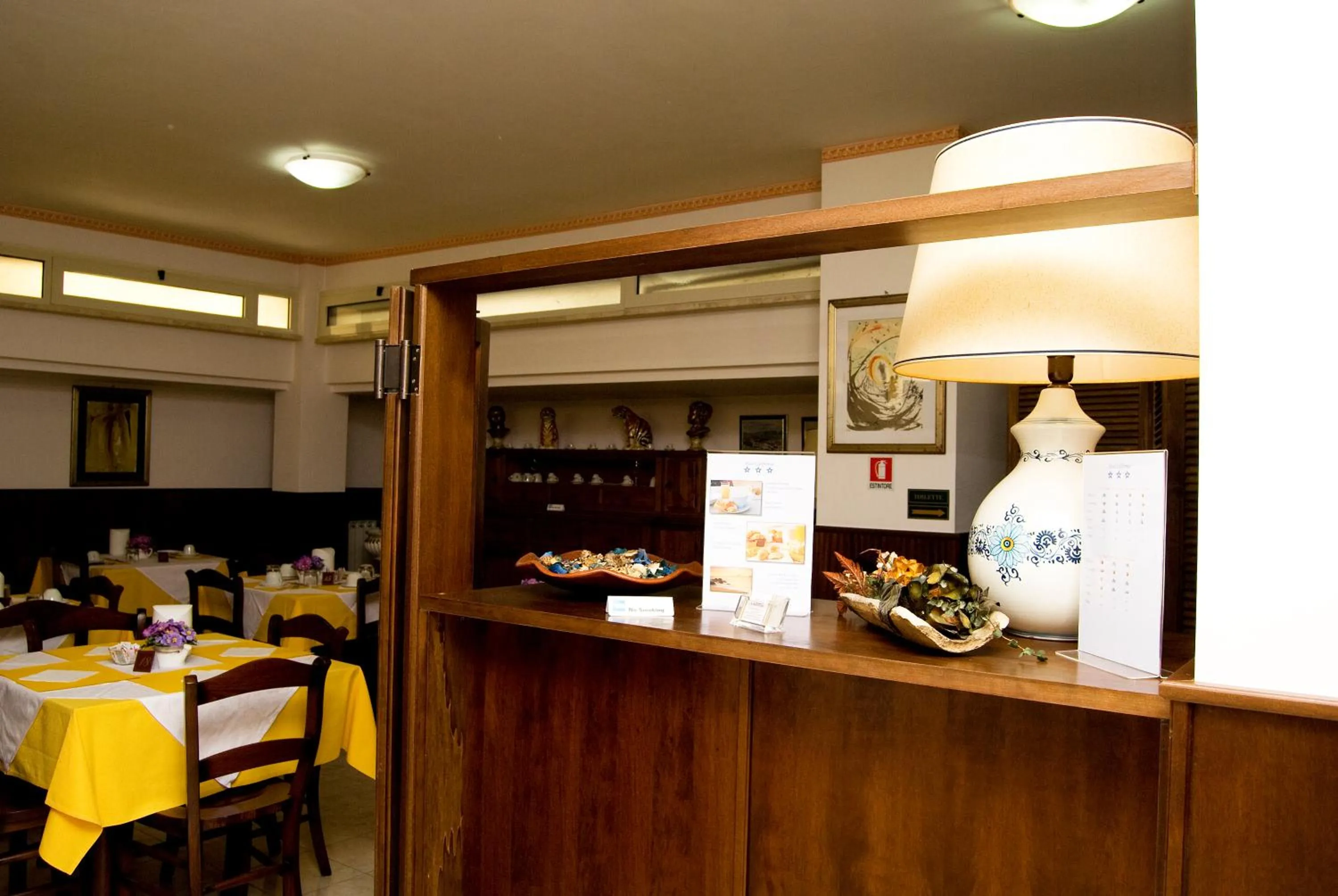 Restaurant/places to eat in Hotel California