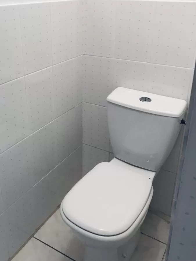 Toilet in Hôtel Restaurant L'Atelier des Cousins