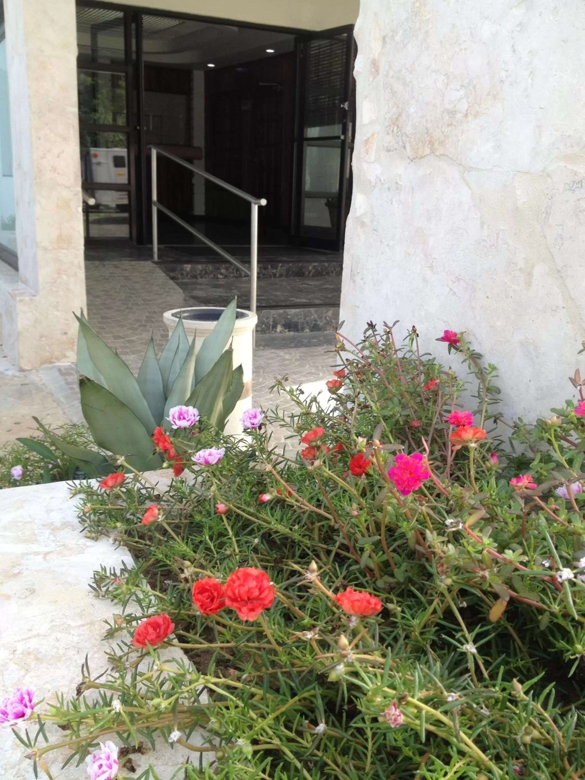 Facade/entrance in Arecibo Inn