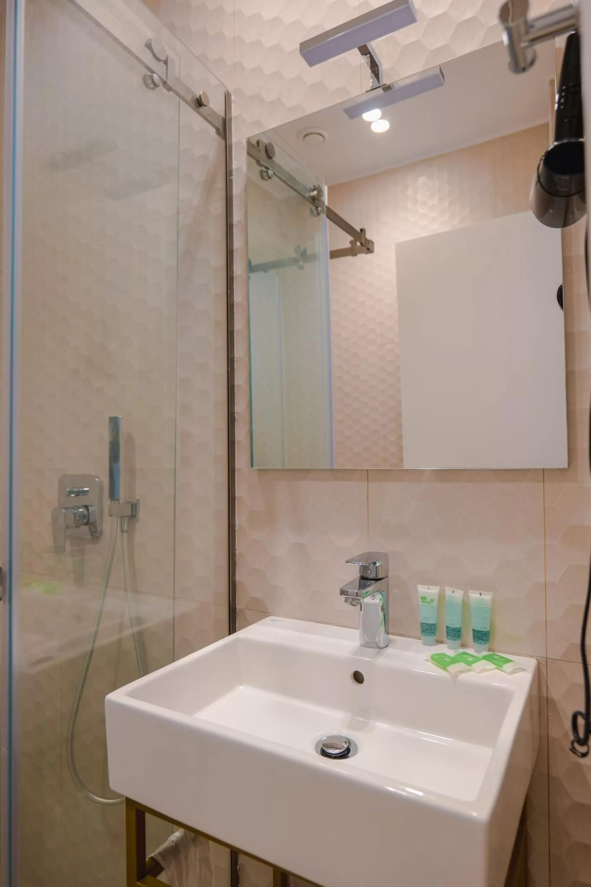 Shower, Bathroom in Otto Hotel