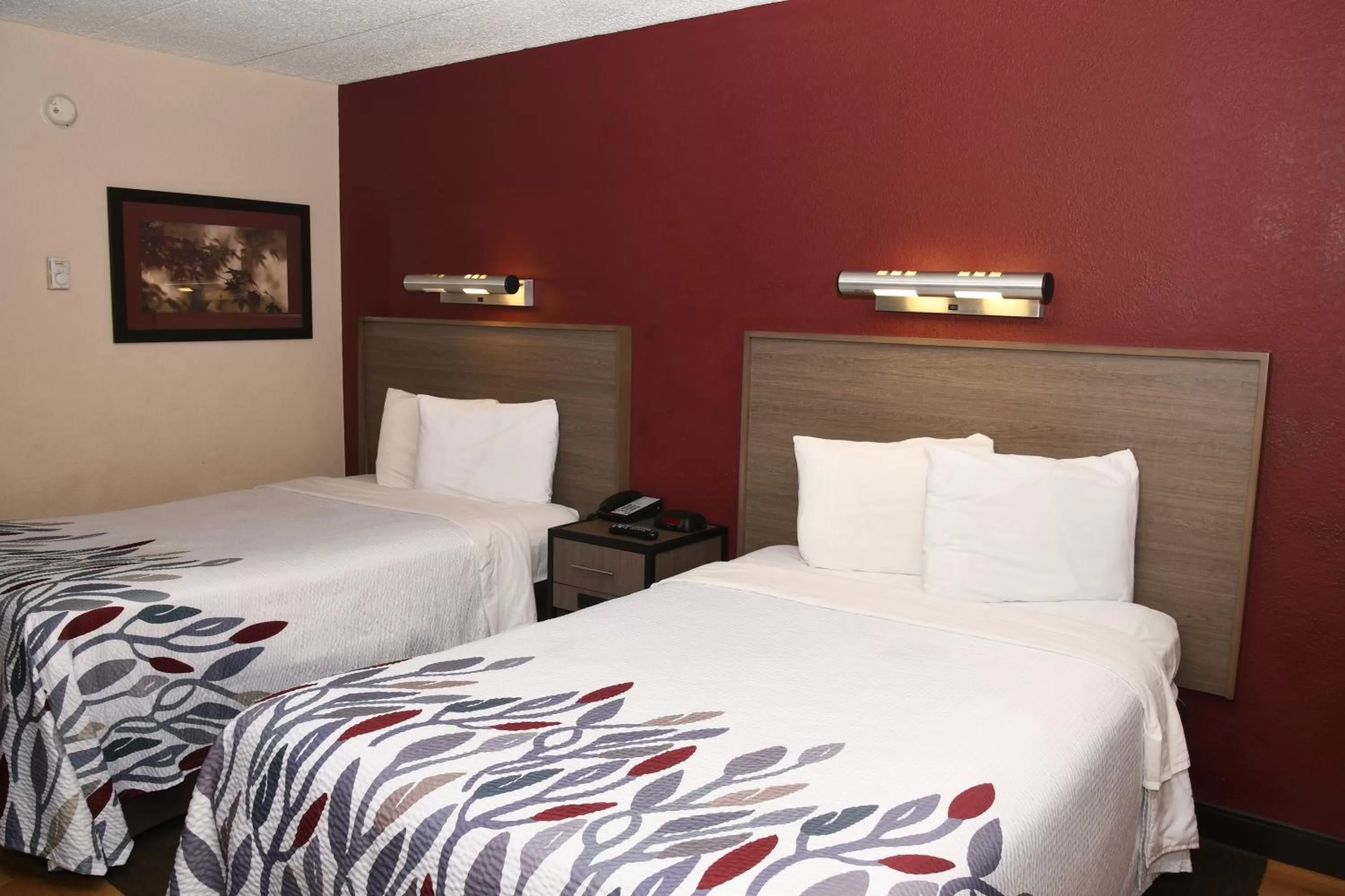 Photo of the whole room, Bed in Red Roof Inn Richmond South