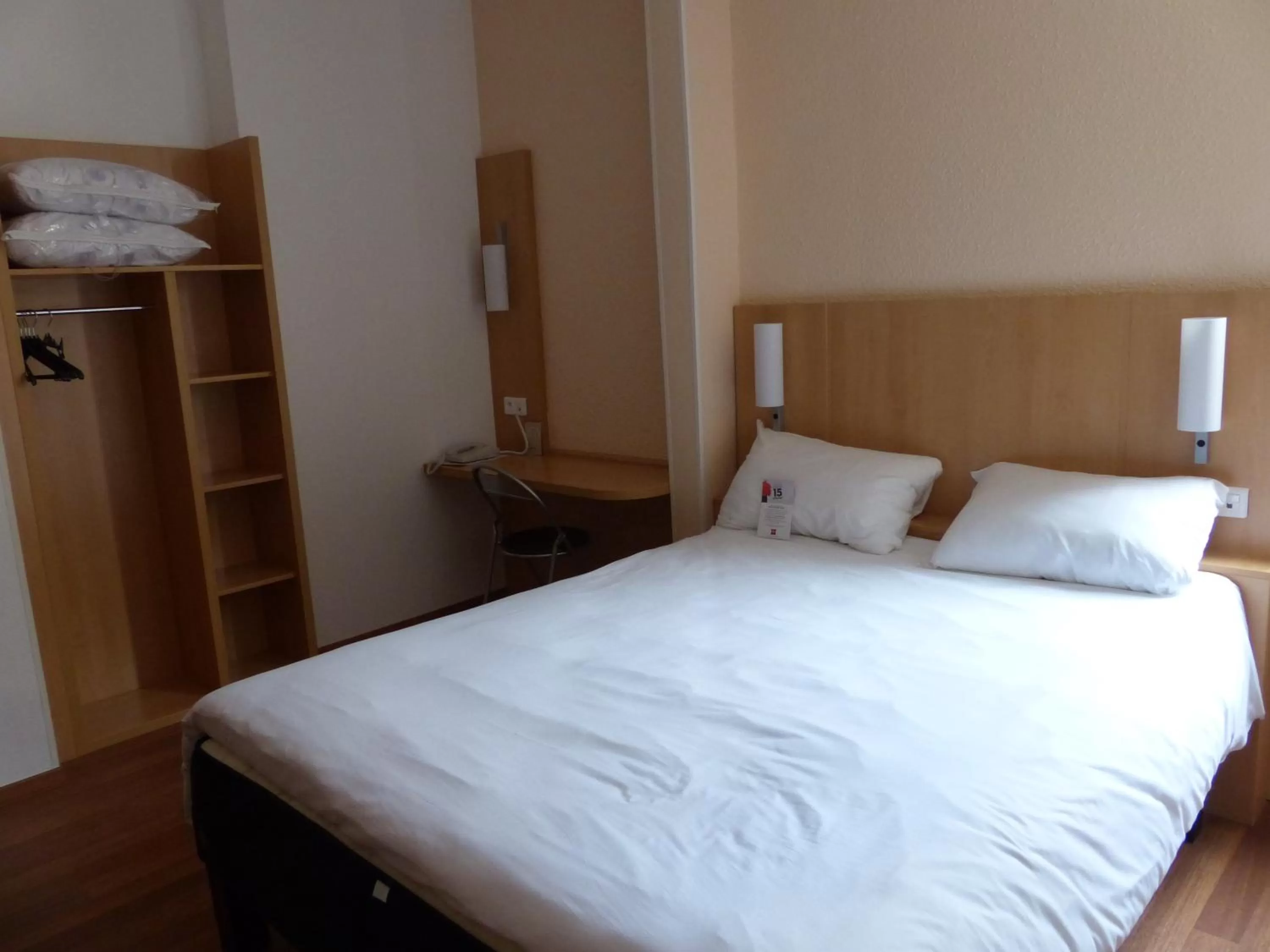 Photo of the whole room, Bed in ibis Périgueux Centre