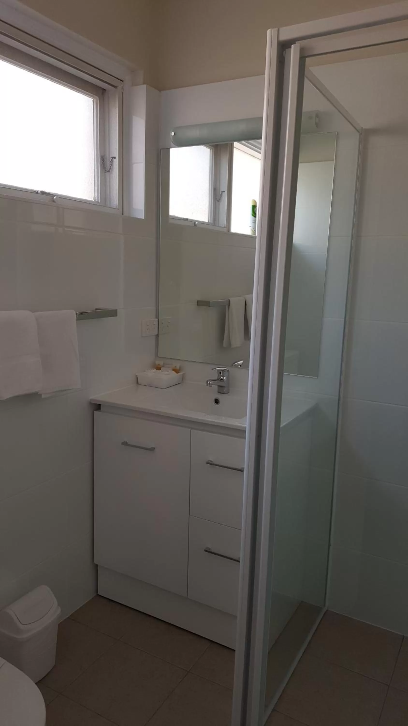 Bathroom in George Bass Motor Inn