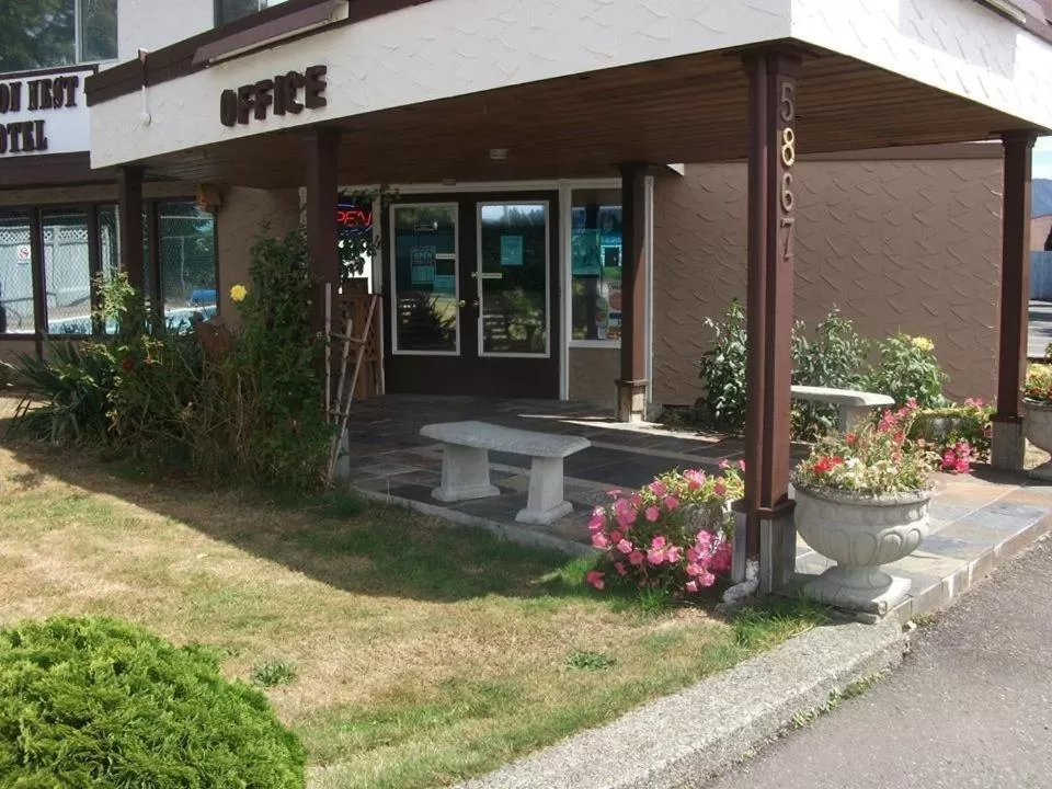 Facade/entrance in Falcon Nest Motel