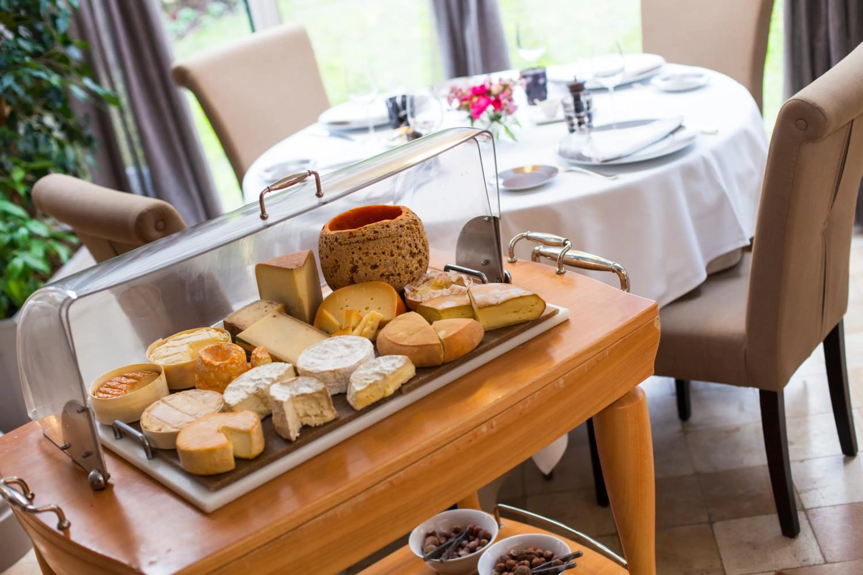 Food in Logis Hostellerie des Clos et restaurant Bistrot des grands crus et Maison de la tour Chablis