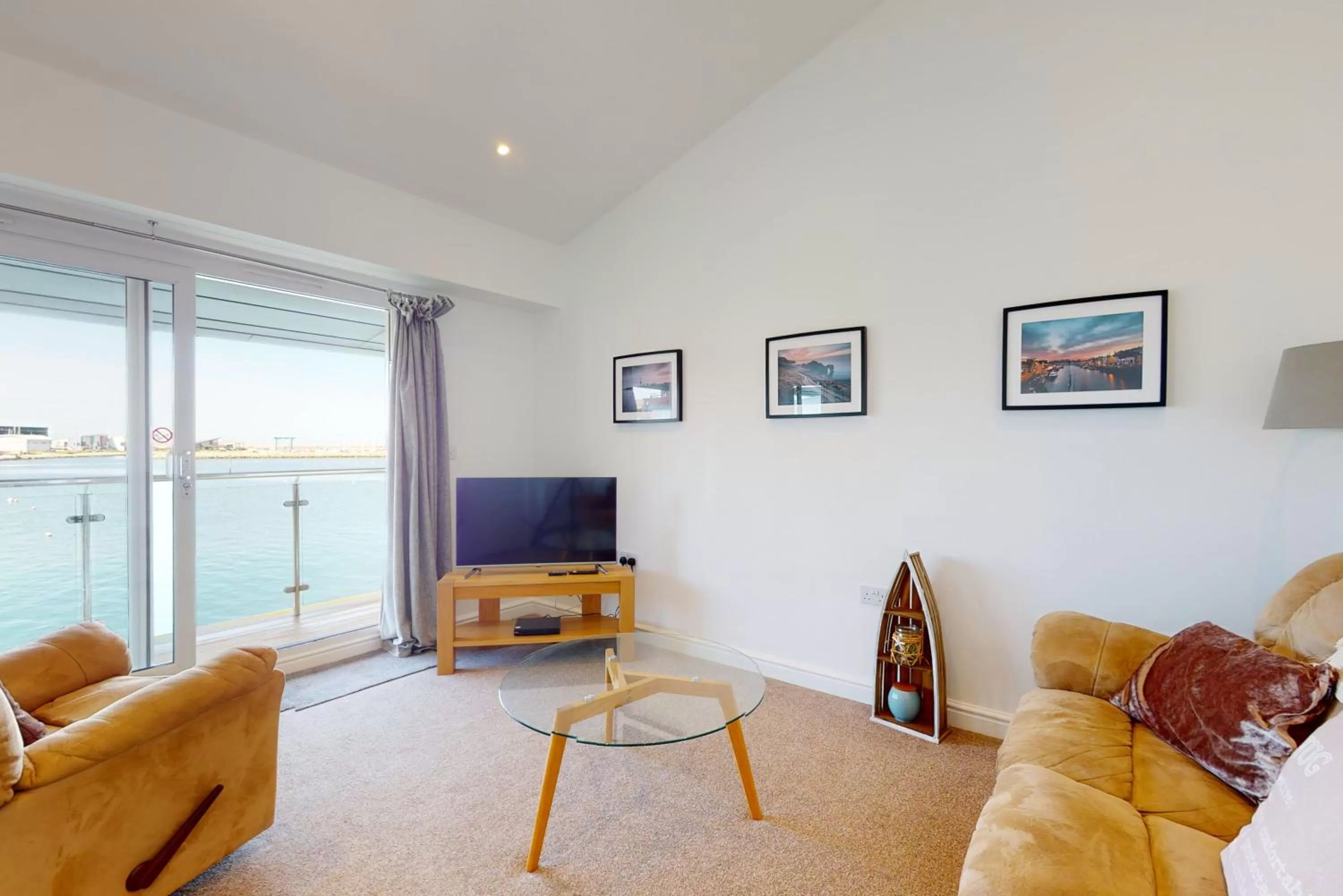 Living room in Crabbers' Wharf