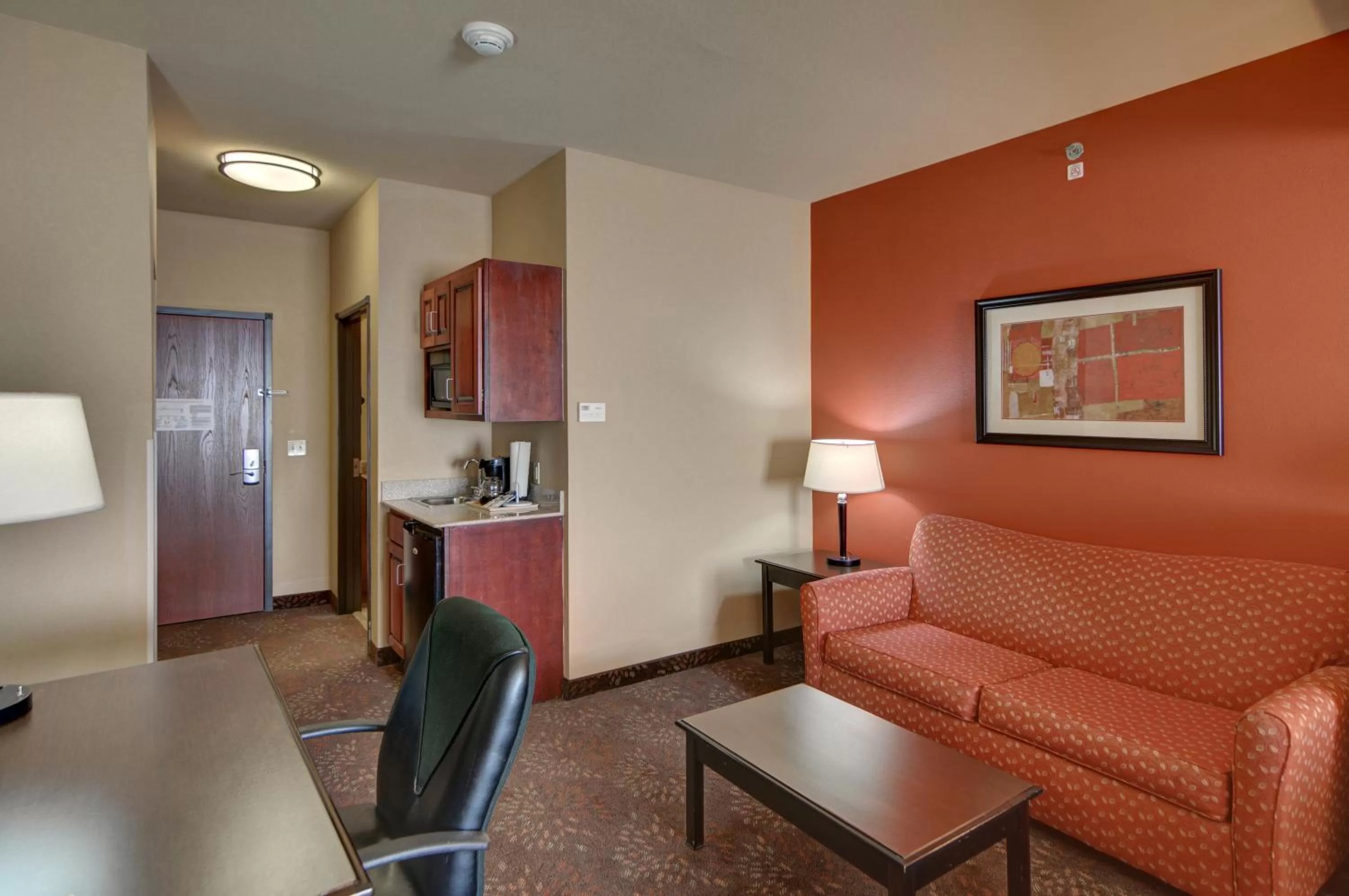 Kitchen or kitchenette in Holiday Inn Express Hotel and Suites Altus by IHG