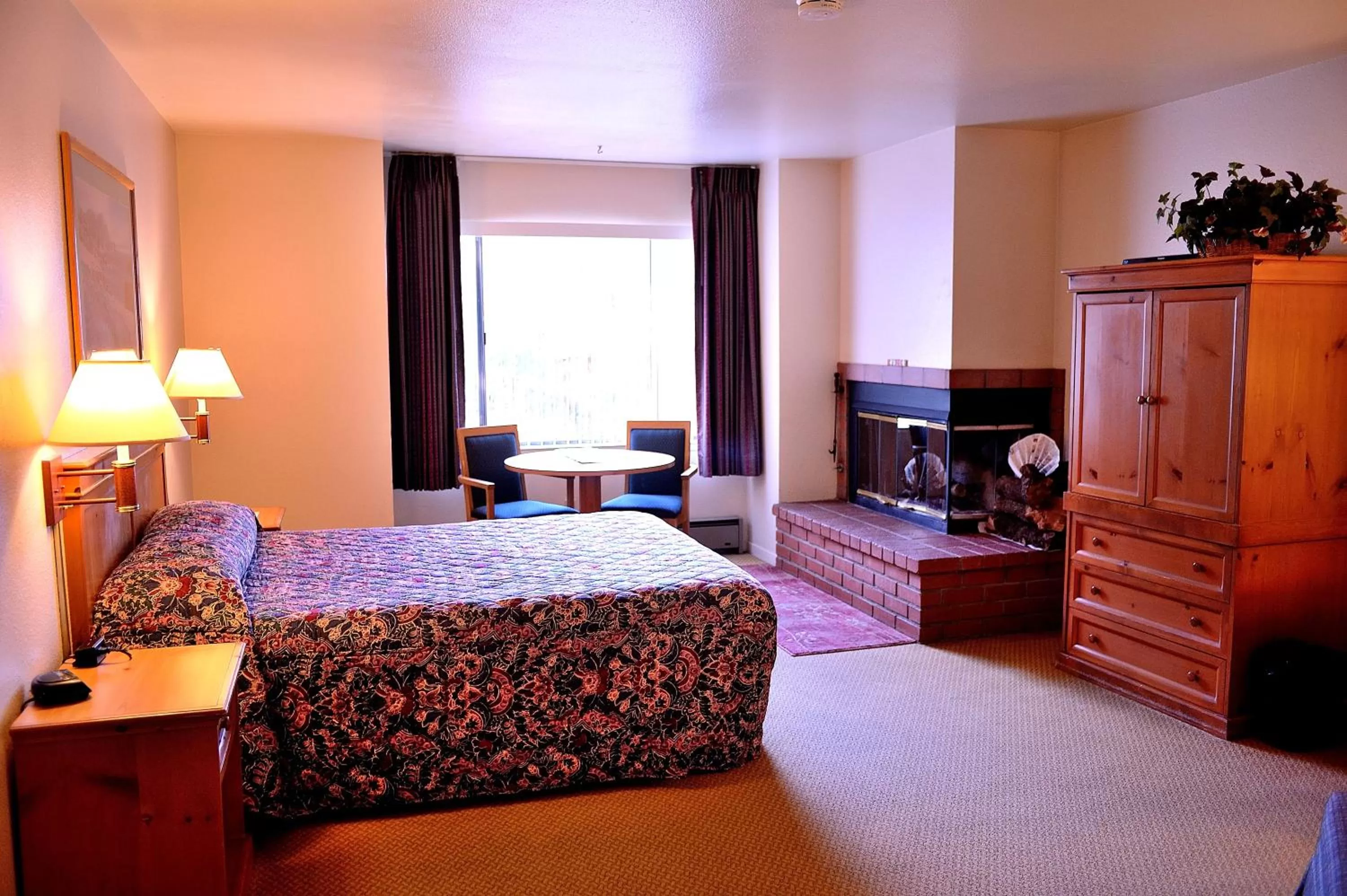Photo of the whole room, Bed in Pacific Gardens Inn
