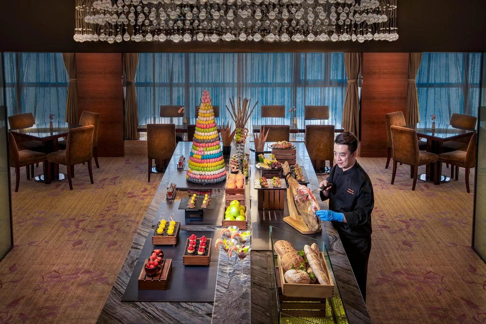 Lounge or bar in Crowne Plaza Shenzhen Longgang City Centre by IHG