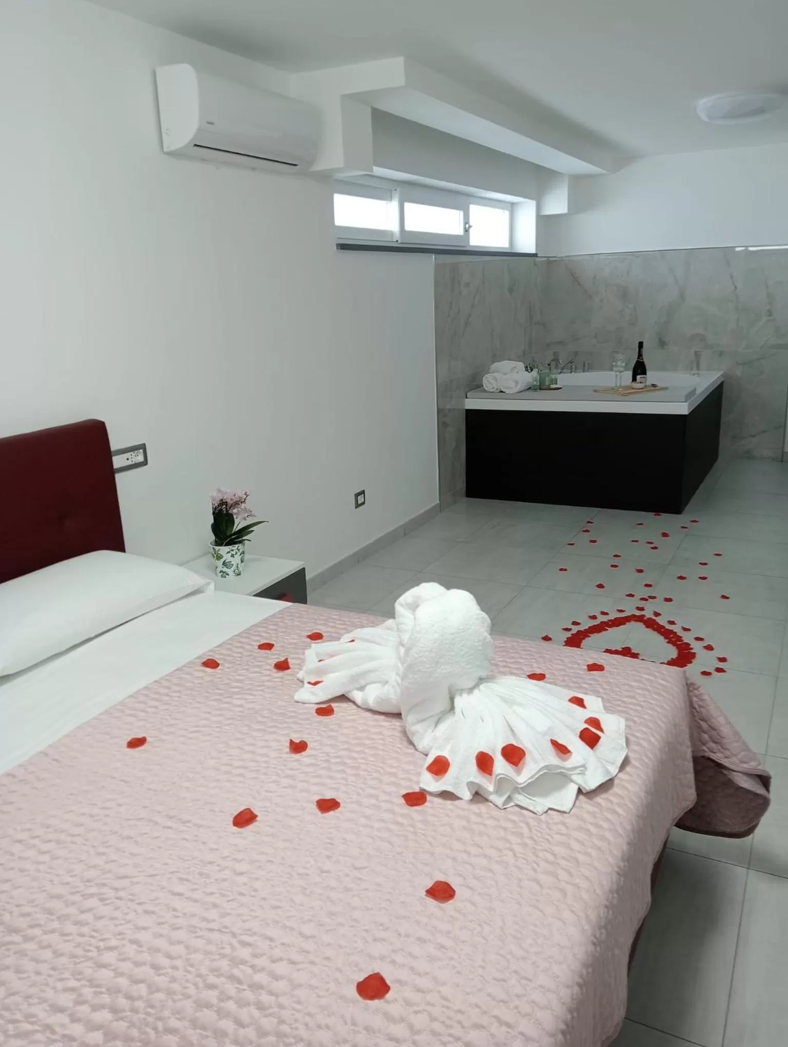 Photo of the whole room, Bed in Rosy's House