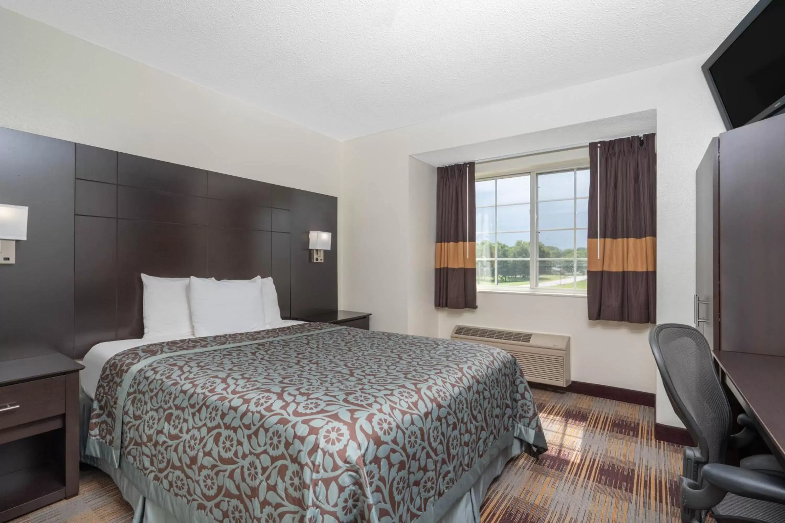 Queen Suite - Non-Smoking in Days Inn by Wyndham Faribault Queen Suite - Non-Smoking in Days Inn by Wyndham Faribault