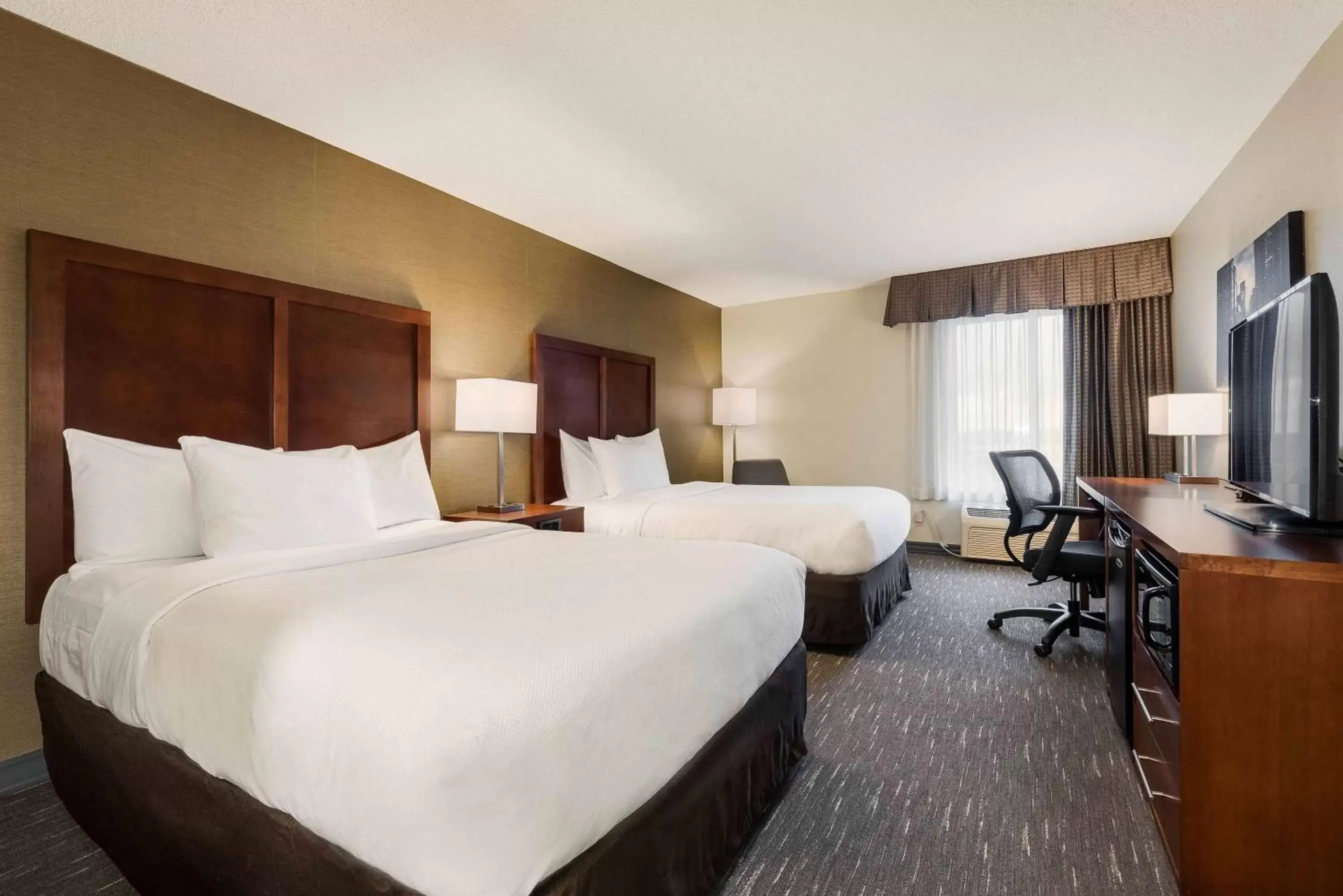 Double Room with Two Double Beds and Bath Tub - Disability Access in Best Western Chicago - Downers Grove Double Room with Two Double Beds and Bath Tub - Disability Access in Best Western Chicago - Downers Grove