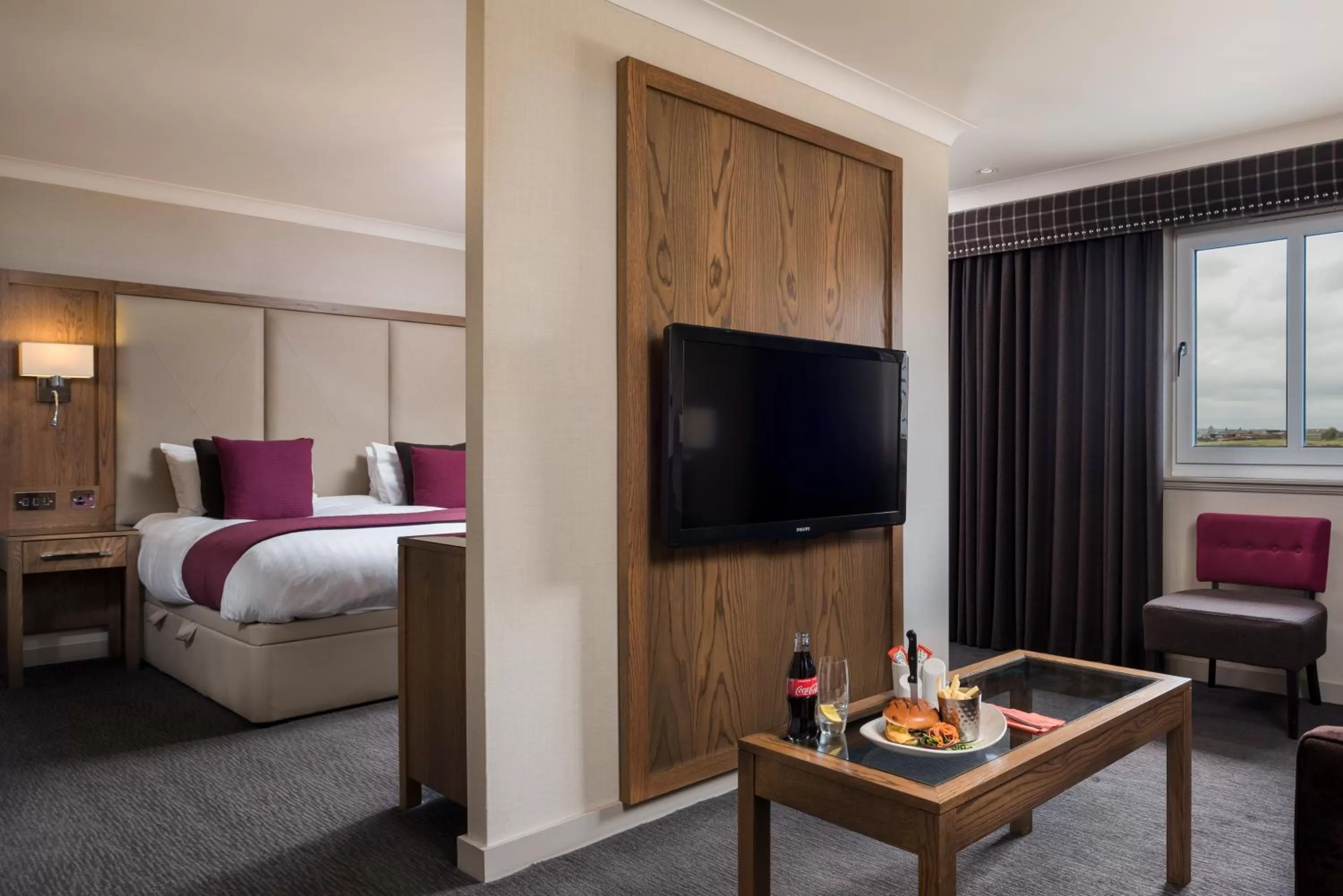 TV and multimedia, Bed in Radstone Hotel
