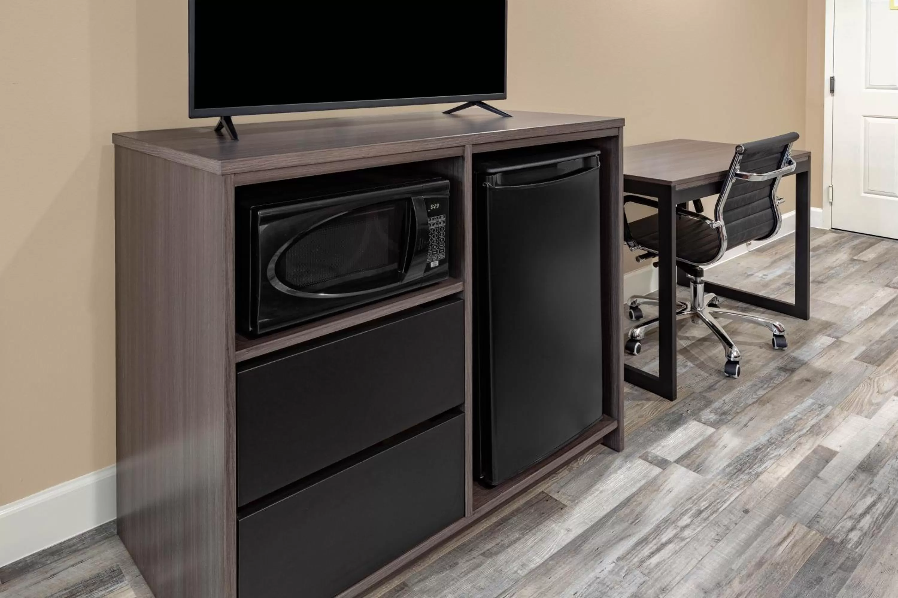 TV and multimedia in Super 8 by Wyndham Houston NW Beltway 8-West Rd