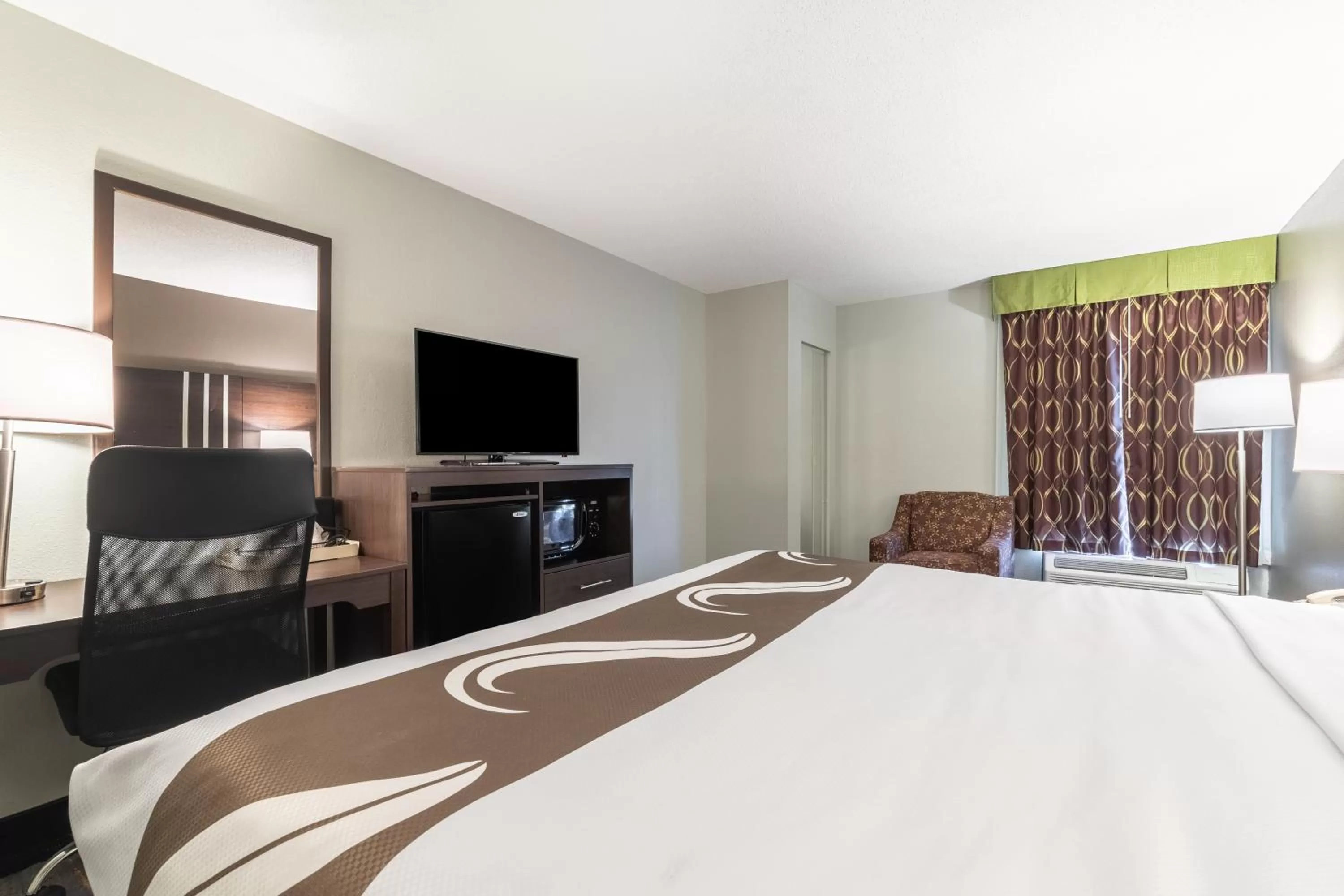 TV and multimedia, Bed in Quality Inn Cleveland North