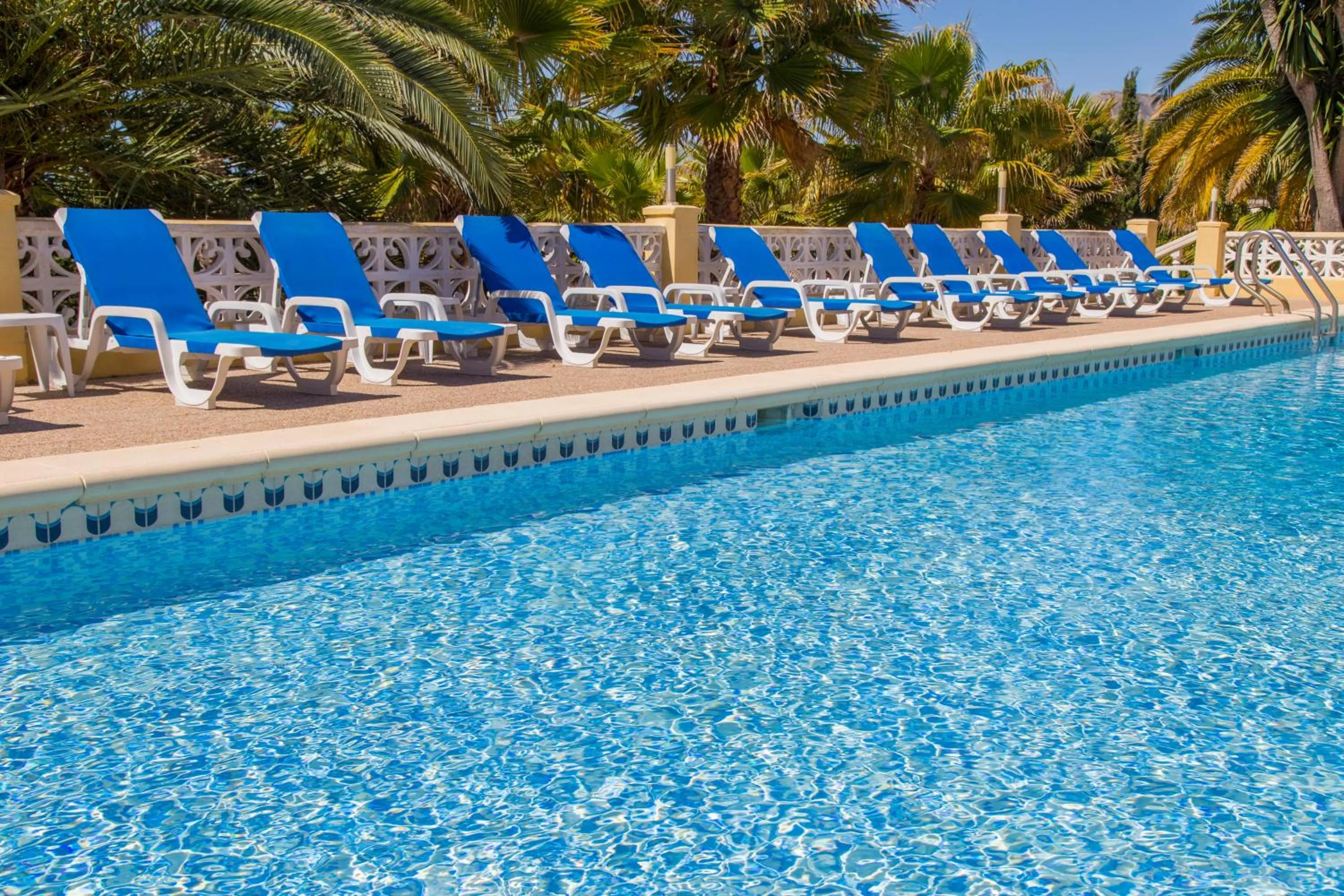 Swimming pool in Aparthotel Carrio Sol - Monty´s