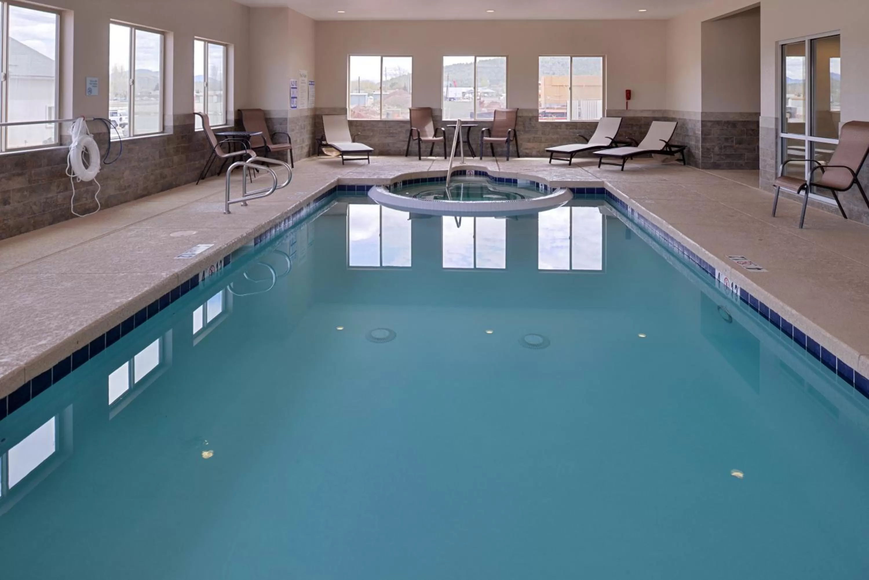 Swimming pool in Holiday Inn Express & Suites Williams by IHG