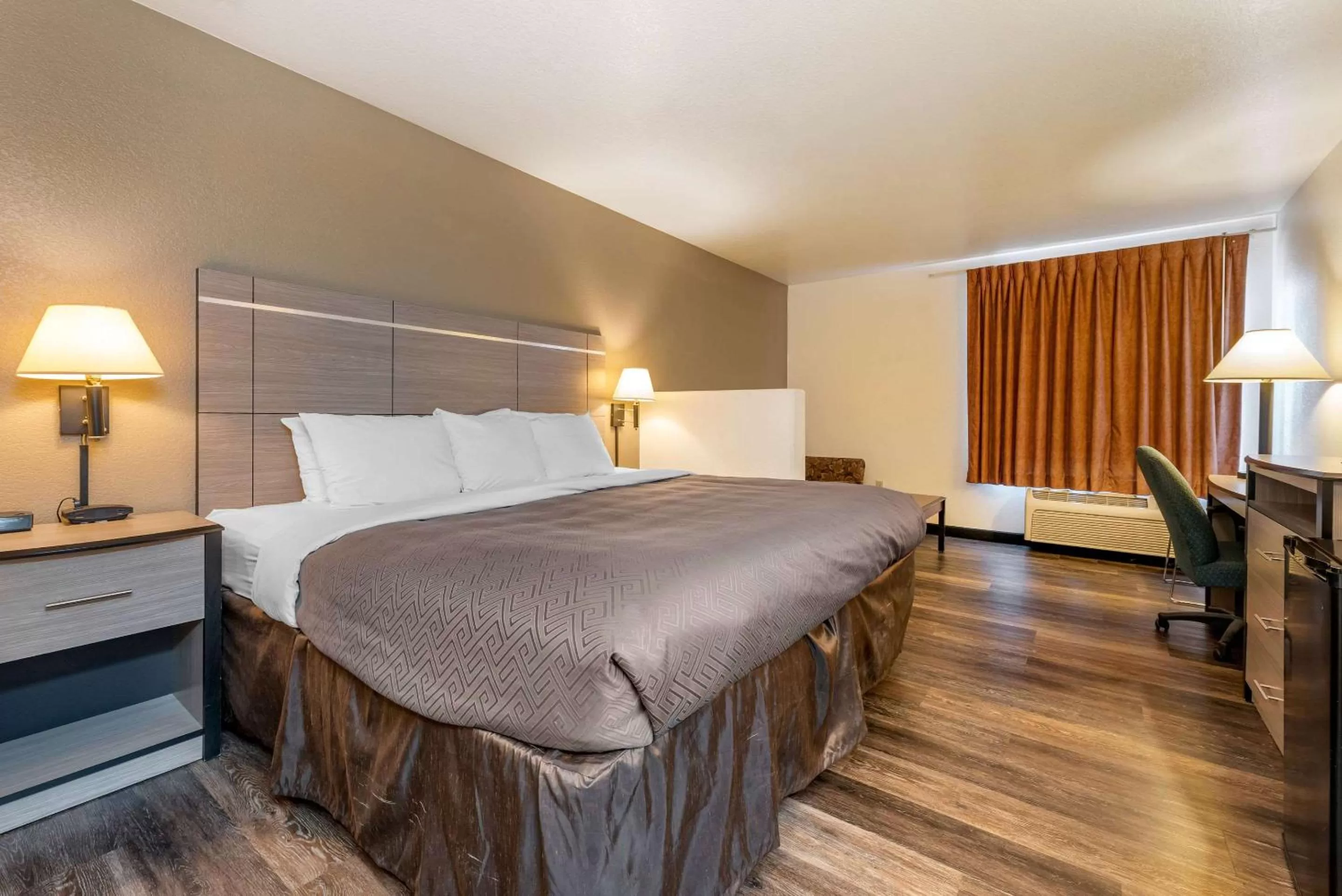 Photo of the whole room, Bed in Econo Lodge Pueblo North